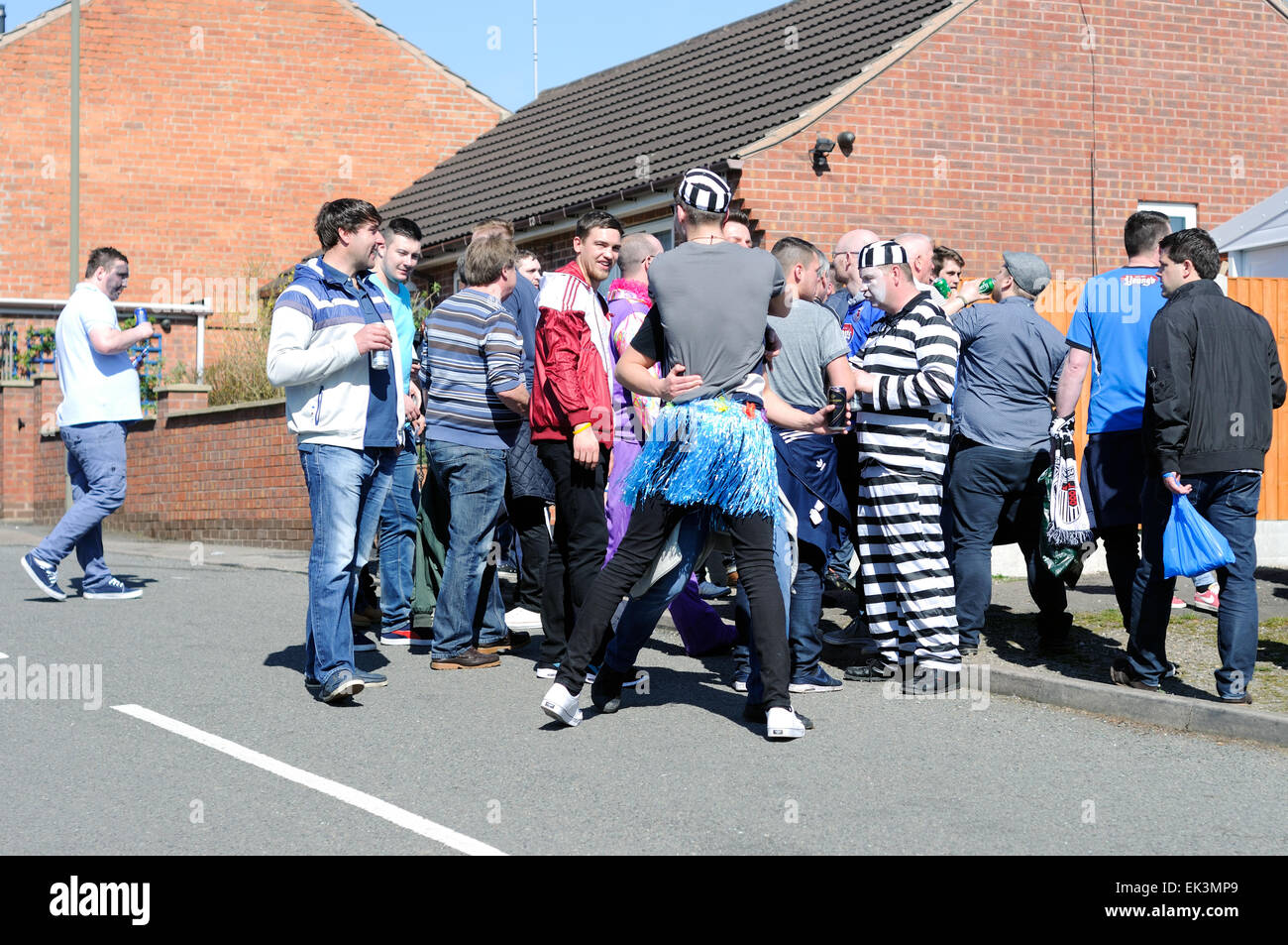 Alfreton Town, Derbyshire, Royaume-Uni. 06 avril 2015. Jusqu'à 2 500 fans à Grimsby arrivant à North Street football ground accueil du Derbyshire non-league football club "Worksop Town' .assistance totale était environ principalement-3,327 Grimsby Town fans. Les deux équipes jouent dans le Vanarama ligue conférence, Grimsby chasing promotion au football ligue la saison prochaine. De nombreux fans de Grimsby a regarder de l'extérieur de la terre . Credit : IFIMAGE/Alamy Live News Banque D'Images
