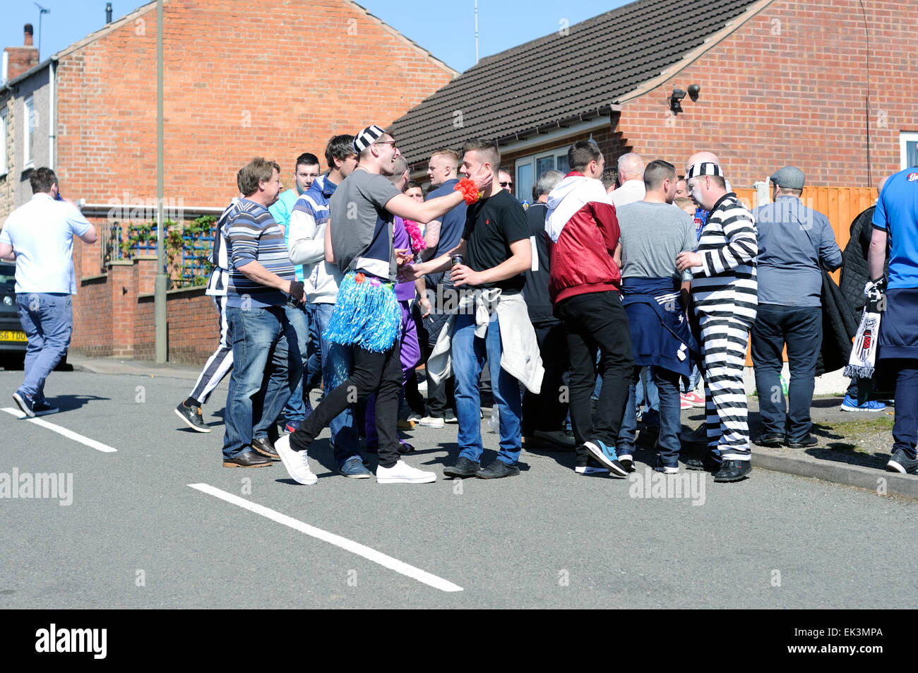 Alfreton Town, Derbyshire, Royaume-Uni. 06 avril 2015. Jusqu'à 2 500 fans à Grimsby arrivant à North Street football ground accueil du Derbyshire non-league football club "Worksop Town' .assistance totale était environ principalement-3,327 Grimsby Town fans. Les deux équipes jouent dans le Vanarama ligue conférence, Grimsby chasing promotion au football ligue la saison prochaine. De nombreux fans de Grimsby a regarder de l'extérieur de la terre . Credit : IFIMAGE/Alamy Live News Banque D'Images
