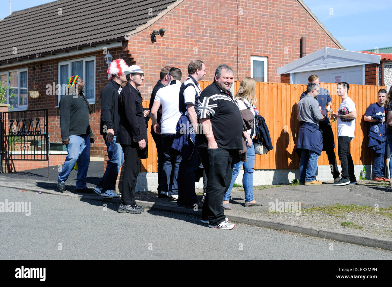 Alfreton Town, Derbyshire, Royaume-Uni. 06 avril 2015. Jusqu'à 2 500 fans à Grimsby arrivant à North Street football ground accueil du Derbyshire non-league football club "Worksop Town' .assistance totale était environ principalement-3,327 Grimsby Town fans. Les deux équipes jouent dans le Vanarama ligue conférence, Grimsby chasing promotion au football ligue la saison prochaine. De nombreux fans de Grimsby a regarder de l'extérieur de la terre . Credit : IFIMAGE/Alamy Live News Banque D'Images