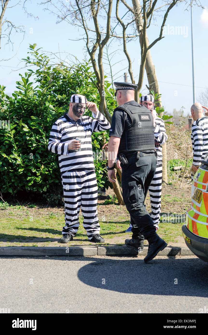 Alfreton Town, Derbyshire, Royaume-Uni. 06 avril 2015. Jusqu'à 2 500 fans à Grimsby arrivant à North Street football ground accueil du Derbyshire non-league football club "Worksop Town' .assistance totale était environ principalement-3,327 Grimsby Town fans. Les deux équipes jouent dans le Vanarama ligue conférence, Grimsby chasing promotion au football ligue la saison prochaine. De nombreux fans de Grimsby a regarder de l'extérieur de la terre . Credit : IFIMAGE/Alamy Live News Banque D'Images