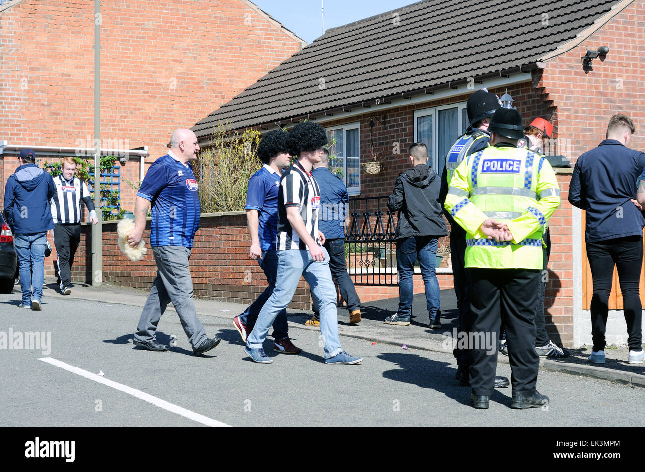 Alfreton Town, Derbyshire, Royaume-Uni. 06 avril 2015. Jusqu'à 2 500 fans à Grimsby arrivant à North Street football ground accueil du Derbyshire non-league football club "Worksop Town' .assistance totale était environ principalement-3,327 Grimsby Town fans. Les deux équipes jouent dans le Vanarama ligue conférence, Grimsby chasing promotion au football ligue la saison prochaine. De nombreux fans de Grimsby a regarder de l'extérieur de la terre . Credit : IFIMAGE/Alamy Live News Banque D'Images