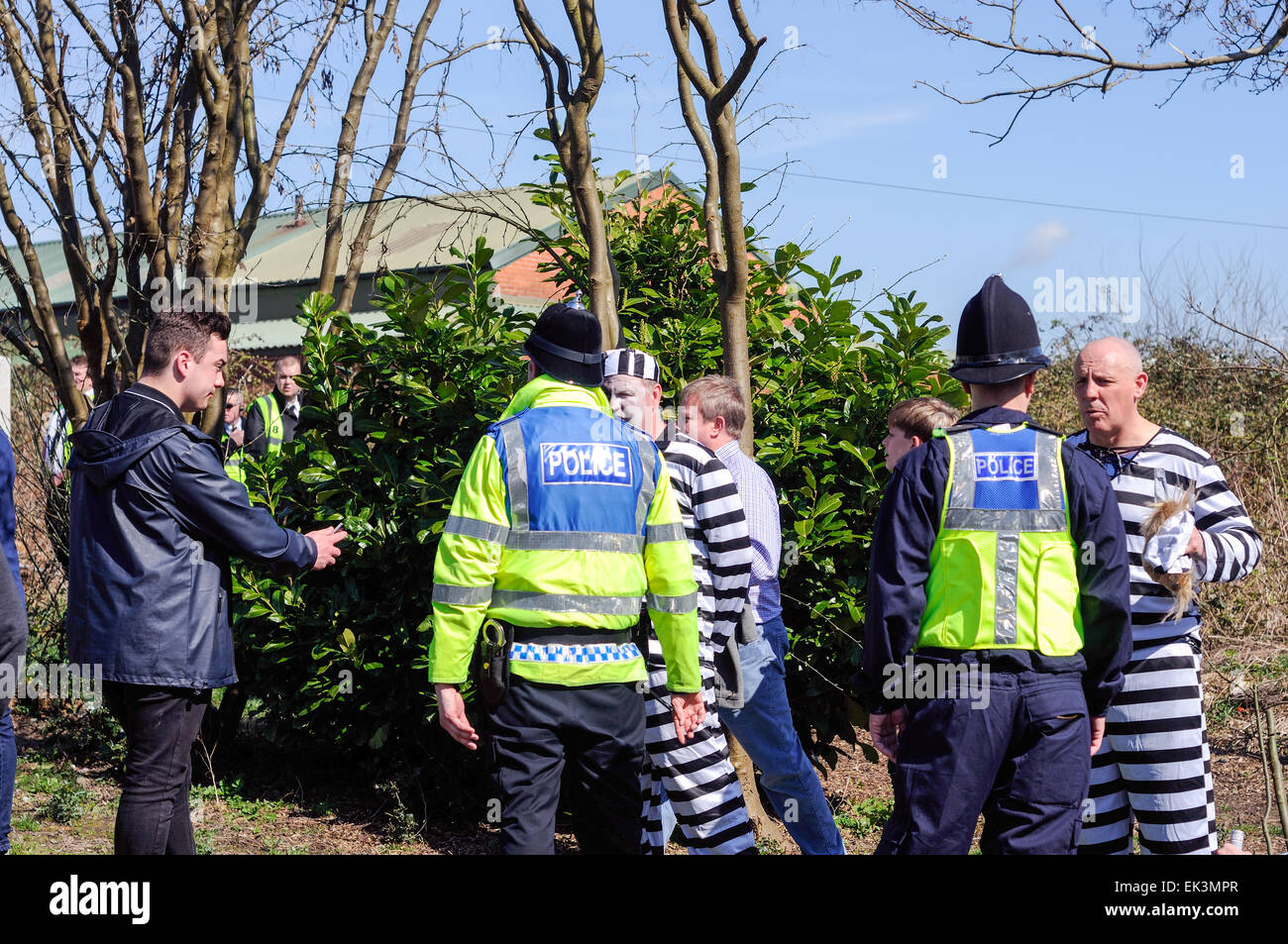Alfreton Town, Derbyshire, Royaume-Uni. 06 avril 2015. Jusqu'à 2 500 fans à Grimsby arrivant à North Street football ground accueil du Derbyshire non-league football club "Worksop Town' .assistance totale était environ principalement-3,327 Grimsby Town fans. Les deux équipes jouent dans le Vanarama ligue conférence, Grimsby chasing promotion au football ligue la saison prochaine. De nombreux fans de Grimsby a regarder de l'extérieur de la terre . Credit : IFIMAGE/Alamy Live News Banque D'Images
