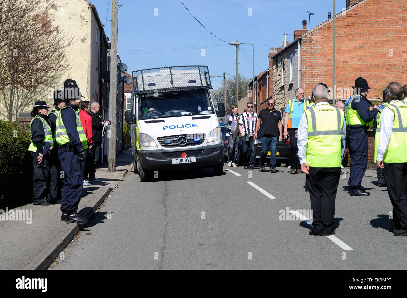 Alfreton Town, Derbyshire, Royaume-Uni. 06 avril 2015. Jusqu'à 2 500 fans à Grimsby arrivant à North Street football ground accueil du Derbyshire non-league football club "Worksop Town' .assistance totale était environ principalement-3,327 Grimsby Town fans. Les deux équipes jouent dans le Vanarama ligue conférence, Grimsby chasing promotion au football ligue la saison prochaine. De nombreux fans de Grimsby a regarder de l'extérieur de la terre . Credit : IFIMAGE/Alamy Live News Banque D'Images