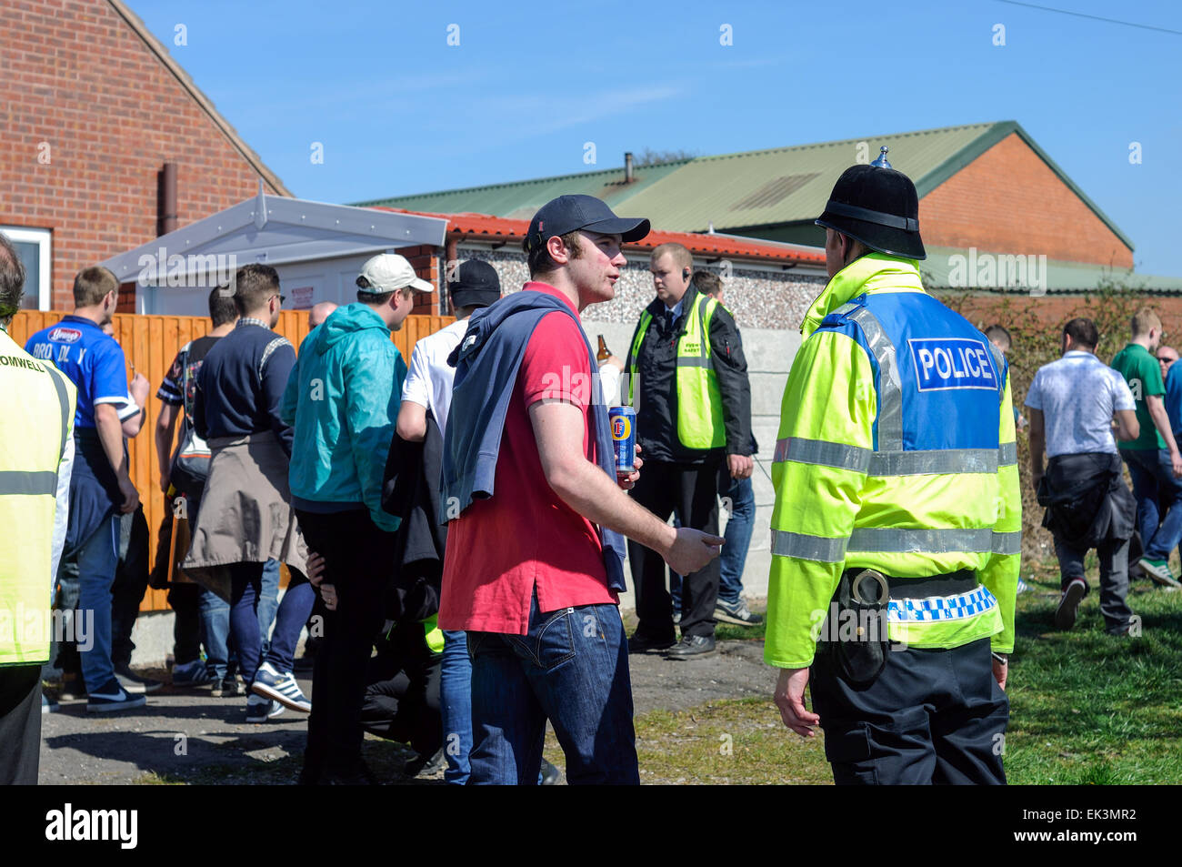 Alfreton Town, Derbyshire, Royaume-Uni. 06 avril 2015. Jusqu'à 2 500 fans à Grimsby arrivant à North Street football ground accueil du Derbyshire non-league football club "Worksop Town' .assistance totale était environ principalement-3,327 Grimsby Town fans. Les deux équipes jouent dans le Vanarama ligue conférence, Grimsby chasing promotion au football ligue la saison prochaine. De nombreux fans de Grimsby a regarder de l'extérieur de la terre . Credit : IFIMAGE/Alamy Live News Banque D'Images