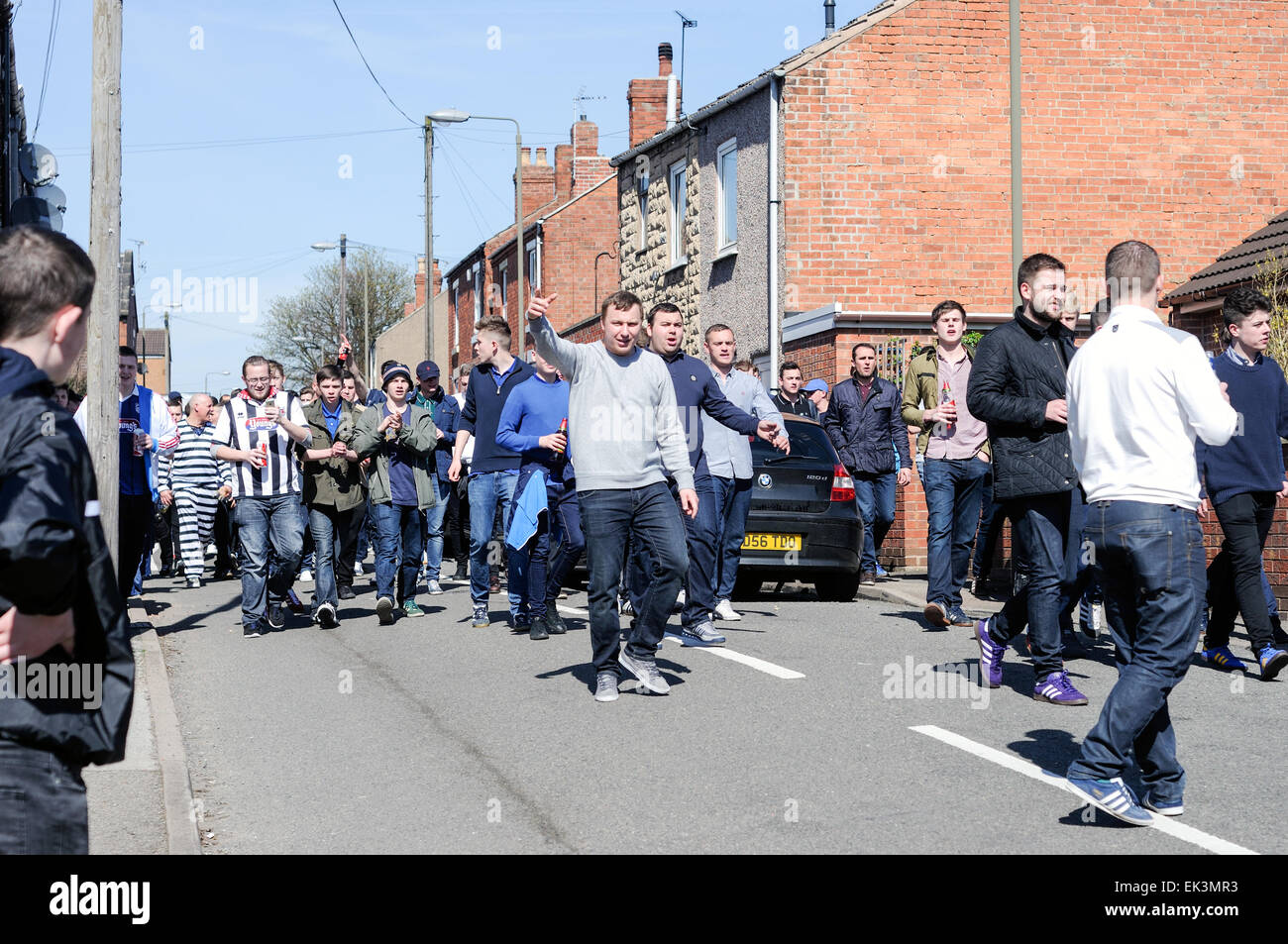 Alfreton Town, Derbyshire, Royaume-Uni. 06 avril 2015. Jusqu'à 2 500 fans à Grimsby arrivant à North Street football ground accueil du Derbyshire non-league football club "Worksop Town' .assistance totale était environ principalement-3,327 Grimsby Town fans. Les deux équipes jouent dans le Vanarama ligue conférence, Grimsby chasing promotion au football ligue la saison prochaine. De nombreux fans de Grimsby a regarder de l'extérieur de la terre . Credit : IFIMAGE/Alamy Live News Banque D'Images
