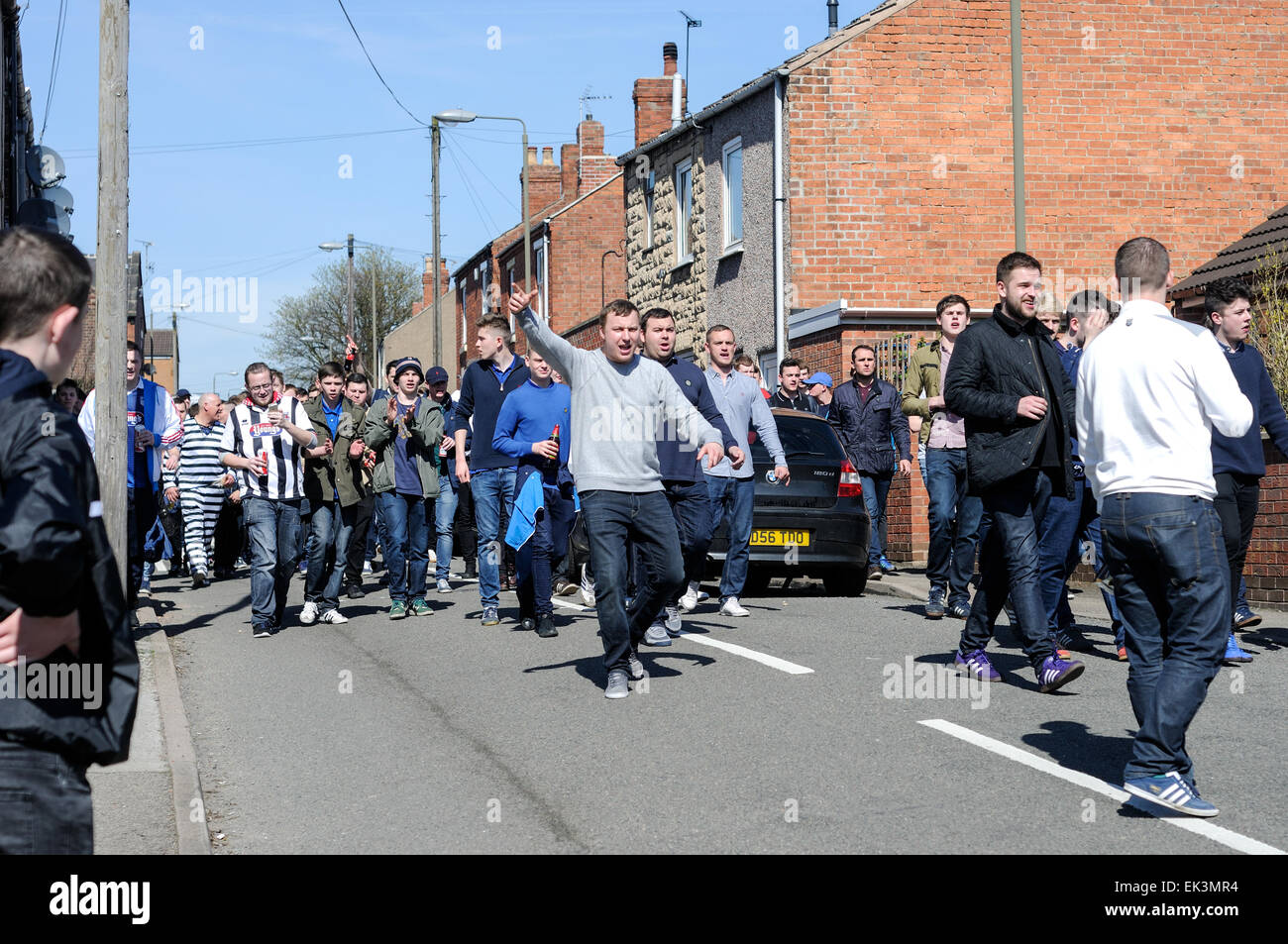 Alfreton Town, Derbyshire, Royaume-Uni. 06 avril 2015. Jusqu'à 2 500 fans à Grimsby arrivant à North Street football ground accueil du Derbyshire non-league football club "Worksop Town' .assistance totale était environ principalement-3,327 Grimsby Town fans. Les deux équipes jouent dans le Vanarama ligue conférence, Grimsby chasing promotion au football ligue la saison prochaine. De nombreux fans de Grimsby a regarder de l'extérieur de la terre . Credit : IFIMAGE/Alamy Live News Banque D'Images