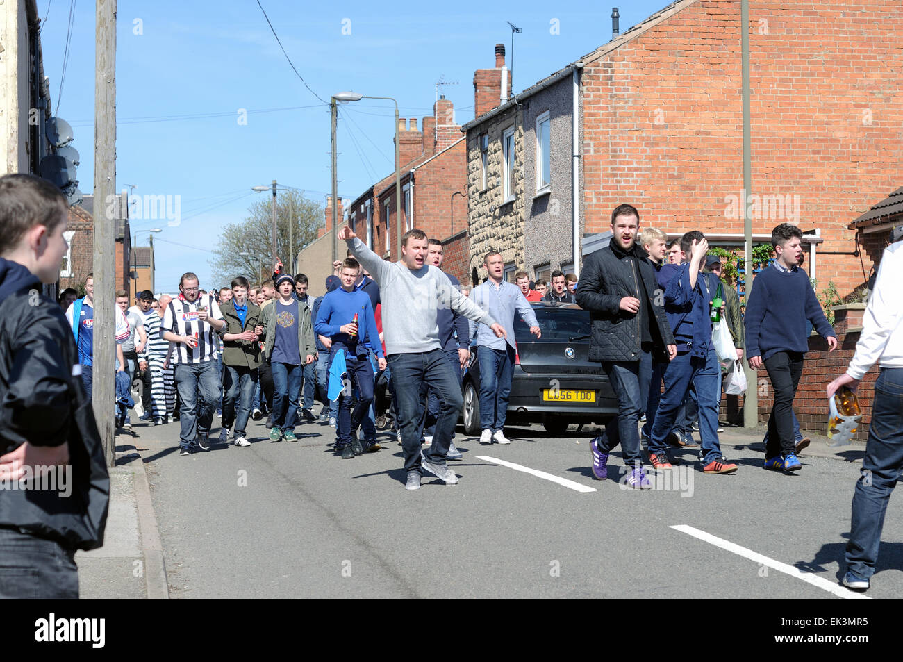 Alfreton Town, Derbyshire, Royaume-Uni. 06 avril 2015. Jusqu'à 2 500 fans à Grimsby arrivant à North Street football ground accueil du Derbyshire non-league football club "Worksop Town' .assistance totale était environ principalement-3,327 Grimsby Town fans. Les deux équipes jouent dans le Vanarama ligue conférence, Grimsby chasing promotion au football ligue la saison prochaine. De nombreux fans de Grimsby a regarder de l'extérieur de la terre . Credit : IFIMAGE/Alamy Live News Banque D'Images