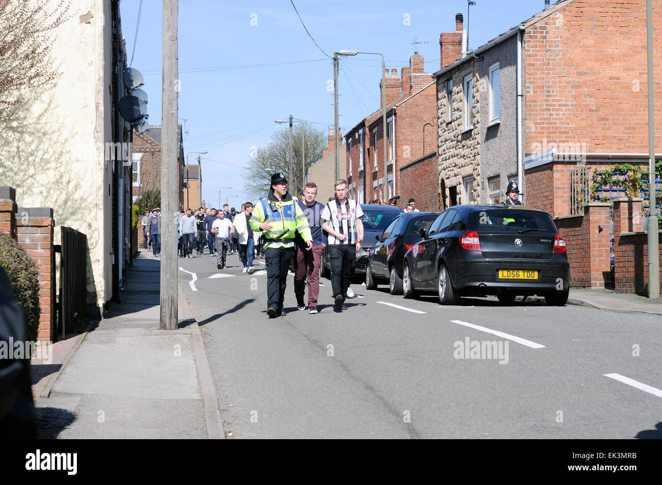 Alfreton Town, Derbyshire, Royaume-Uni. 06 avril 2015. Jusqu'à 2 500 fans à Grimsby arrivant à North Street football ground accueil du Derbyshire non-league football club "Worksop Town' .assistance totale était environ principalement-3,327 Grimsby Town fans. Les deux équipes jouent dans le Vanarama ligue conférence, Grimsby chasing promotion au football ligue la saison prochaine. De nombreux fans de Grimsby a regarder de l'extérieur de la terre . Credit : IFIMAGE/Alamy Live News Banque D'Images