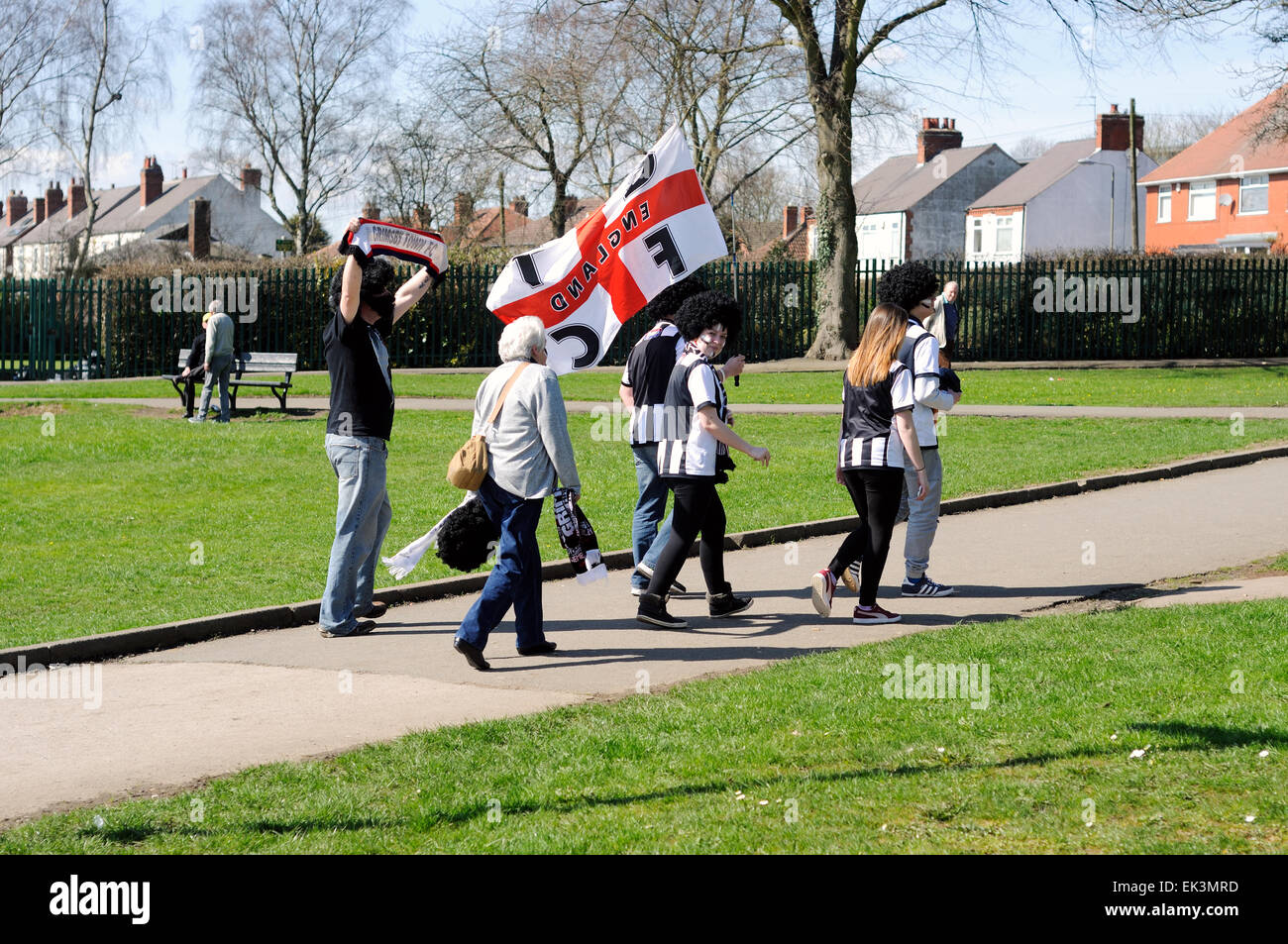 Alfreton Town, Derbyshire, Royaume-Uni. 06 avril 2015. Jusqu'à 2 500 fans à Grimsby arrivant à North Street football ground accueil du Derbyshire non-league football club "Worksop Town' .assistance totale était environ principalement-3,327 Grimsby Town fans. Les deux équipes jouent dans le Vanarama ligue conférence, Grimsby chasing promotion au football ligue la saison prochaine. De nombreux fans de Grimsby a regarder de l'extérieur de la terre . Credit : IFIMAGE/Alamy Live News Banque D'Images