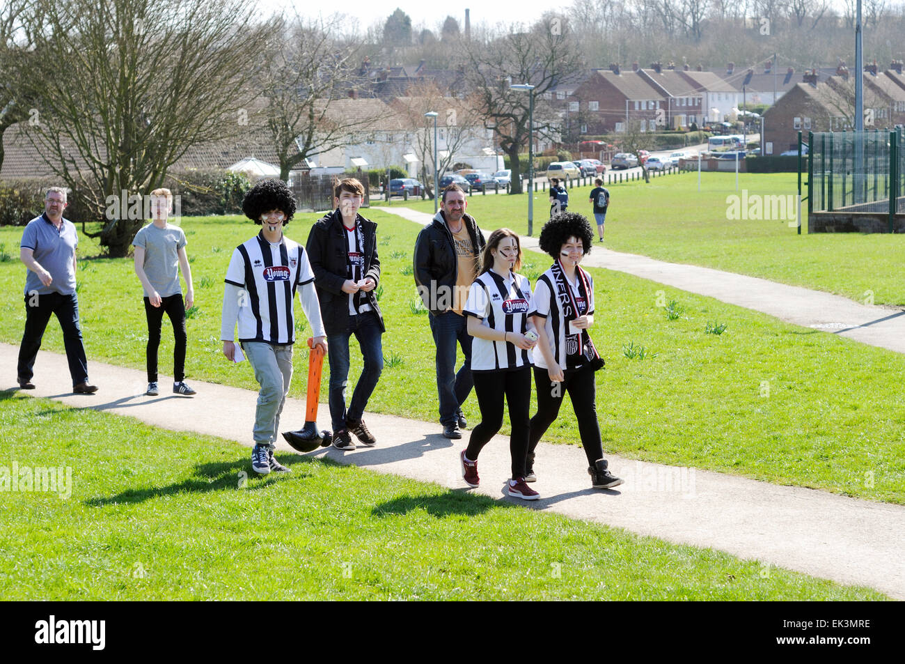 Alfreton Town, Derbyshire, Royaume-Uni. 06 avril 2015. Jusqu'à 2 500 fans à Grimsby arrivant à North Street football ground accueil du Derbyshire non-league football club "Worksop Town' .assistance totale était environ principalement-3,327 Grimsby Town fans. Les deux équipes jouent dans le Vanarama ligue conférence, Grimsby chasing promotion au football ligue la saison prochaine. De nombreux fans de Grimsby a regarder de l'extérieur de la terre . Credit : IFIMAGE/Alamy Live News Banque D'Images