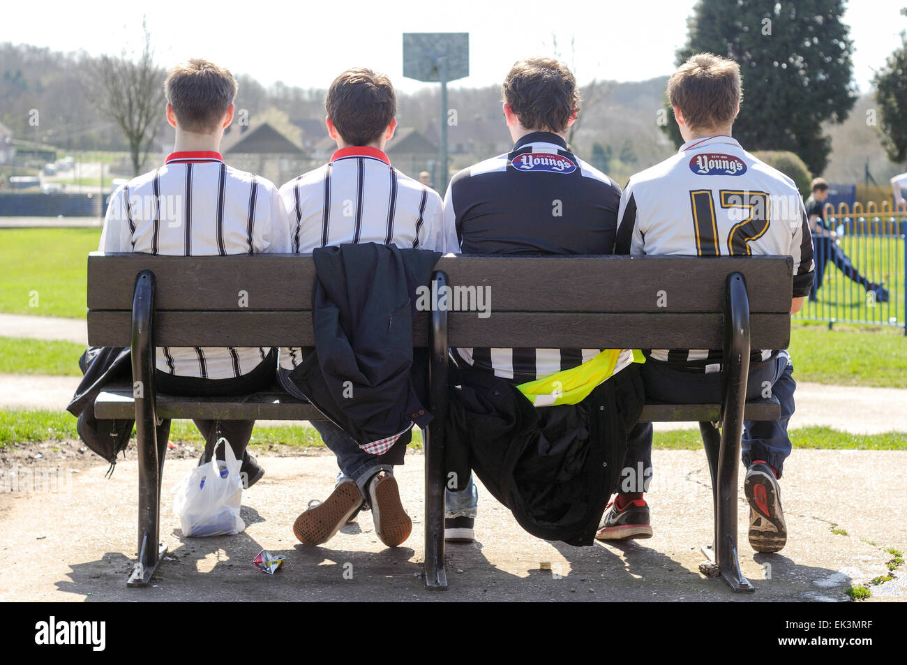Alfreton Town, Derbyshire, Royaume-Uni. 06 avril 2015. Jusqu'à 2 500 fans à Grimsby arrivant à North Street football ground accueil du Derbyshire non-league football club "Worksop Town' .assistance totale était environ principalement-3,327 Grimsby Town fans. Les deux équipes jouent dans le Vanarama ligue conférence, Grimsby chasing promotion au football ligue la saison prochaine. De nombreux fans de Grimsby a regarder de l'extérieur de la terre . Credit : IFIMAGE/Alamy Live News Banque D'Images
