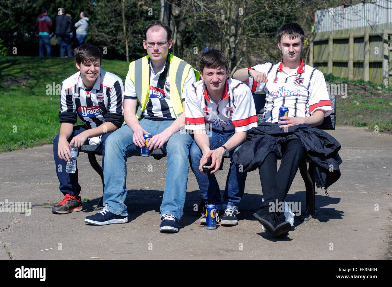 Alfreton Town, Derbyshire, Royaume-Uni. 06 avril 2015. Jusqu'à 2 500 fans à Grimsby arrivant à North Street football ground accueil du Derbyshire non-league football club "Worksop Town' .assistance totale était environ principalement-3,327 Grimsby Town fans. Les deux équipes jouent dans le Vanarama ligue conférence, Grimsby chasing promotion au football ligue la saison prochaine. De nombreux fans de Grimsby a regarder de l'extérieur de la terre . Credit : IFIMAGE/Alamy Live News Banque D'Images