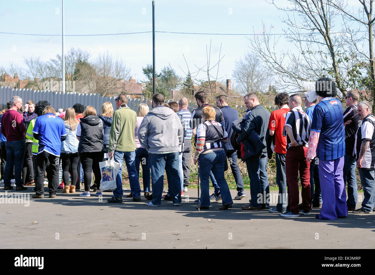 Alfreton Town, Derbyshire, Royaume-Uni. 06 avril 2015. Jusqu'à 2 500 fans à Grimsby arrivant à North Street football ground accueil du Derbyshire non-league football club'Alfreton Town' .assistance totale était environ principalement-3,327 Grimsby Town fans. Les deux équipes jouent dans le Vanarama ligue conférence, Grimsby chasing promotion au football ligue la saison prochaine. De nombreux fans de Grimsby a regarder de l'extérieur de la terre . Credit : IFIMAGE/Alamy Live News Banque D'Images