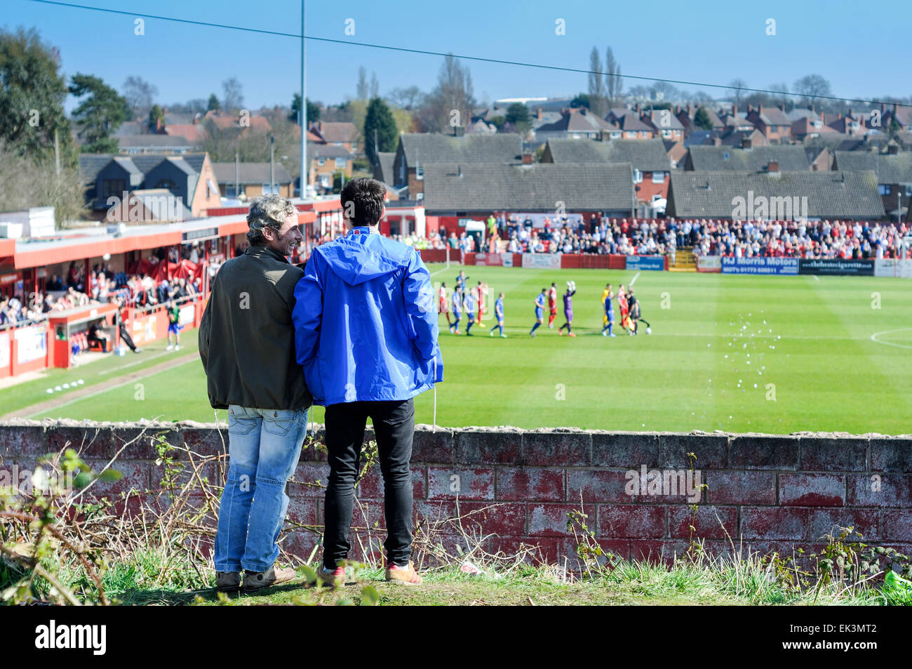Alfreton Town, Derbyshire, Royaume-Uni. 06 avril 2015. Jusqu'à 2 500 fans à Grimsby arrivant à North Street football ground accueil du Derbyshire non-league football club "Worksop Town' .assistance totale était environ principalement-3,327 Grimsby Town fans. Les deux équipes jouent dans le Vanarama ligue conférence, Grimsby chasing promotion au football ligue la saison prochaine. De nombreux fans de Grimsby a regarder de l'extérieur de la terre . Credit : IFIMAGE/Alamy Live News Banque D'Images
