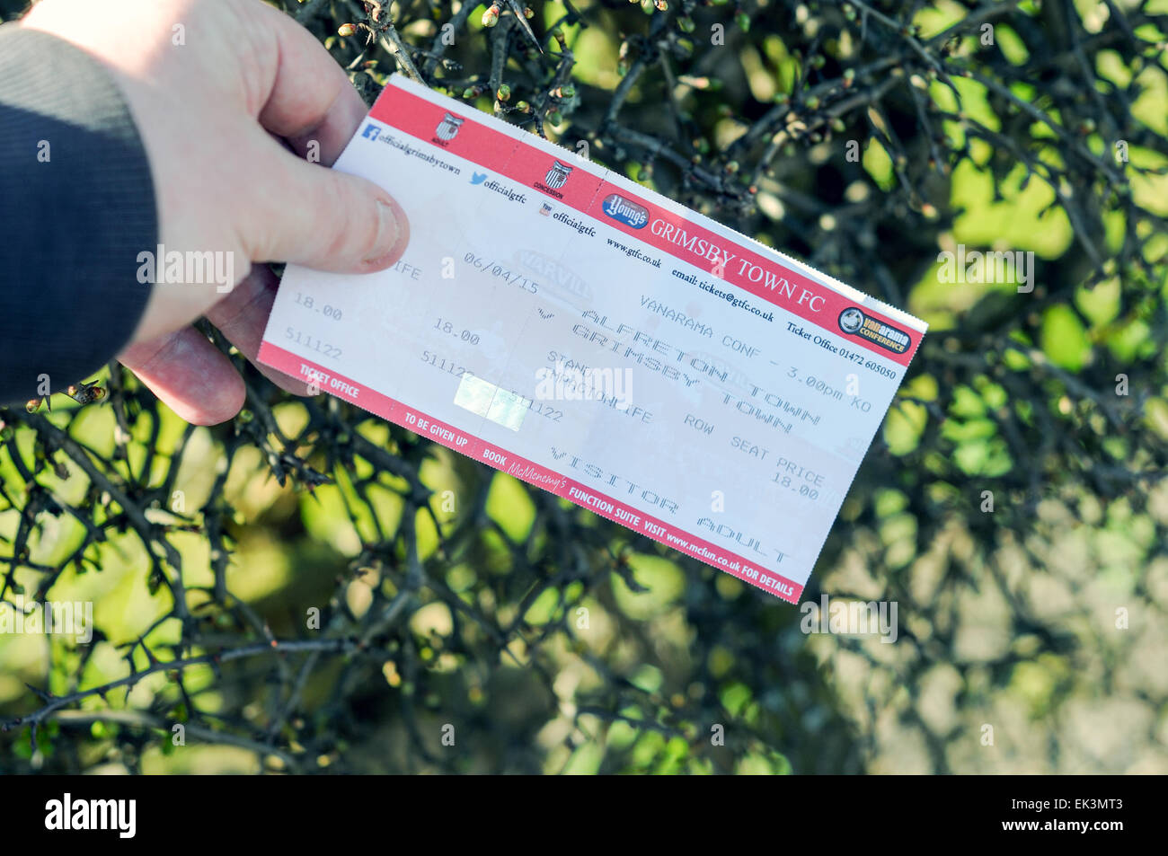 Alfreton Town, Derbyshire, Royaume-Uni. 06 avril 2015. Jusqu'à 2 500 fans à Grimsby arrivant à North Street football ground accueil du Derbyshire non-league football club' Worksop Town' .assistance totale était environ principalement-3,327 Grimsby Town fans. Les deux équipes jouent dans le Vanarama ligue conférence, Grimsby chasing promotion au football ligue la saison prochaine. De nombreux fans de Grimsby a regarder de l'extérieur de la terre . Credit : IFIMAGE/Alamy Live News Banque D'Images