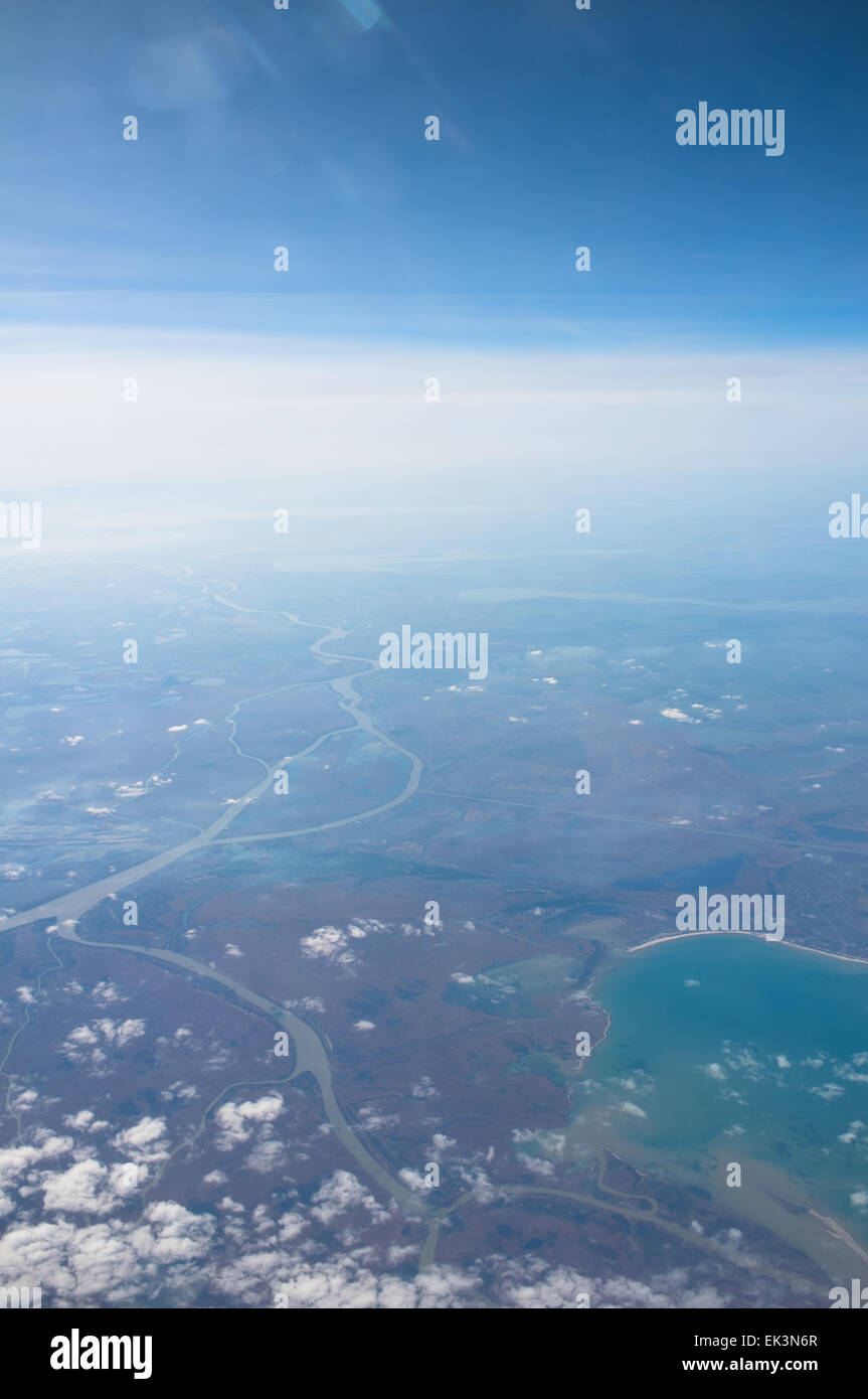 Vue sur la mer à travers la fenêtre de l'avion Banque D'Images