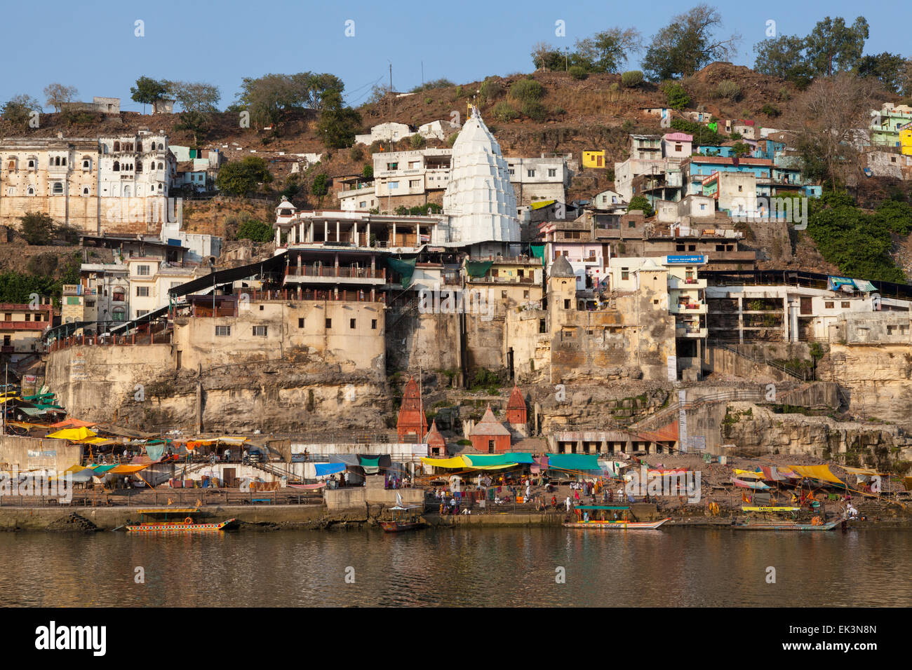 Omkareshwar Mahadev Temple sur les rives de la rivière Narmada Banque D'Images