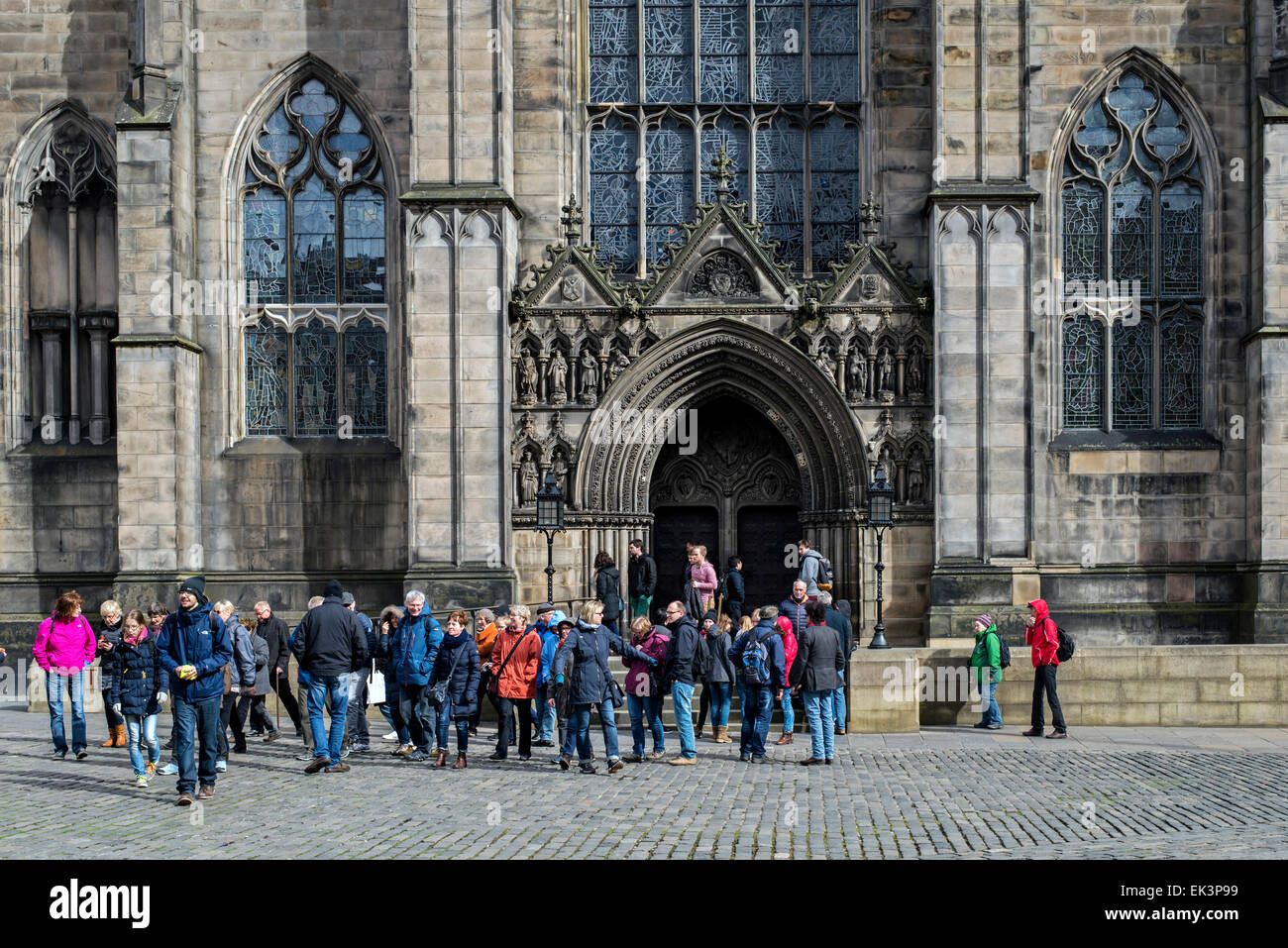 Les touristes à l'extérieur de l'entrée principale de la Cathédrale Saint Giles sur le Royal Mile à Édimbourg, Écosse, Royaume-Uni. Banque D'Images Les touristes à l'extérieur de l'entrée principale de la Cathédrale Saint Giles sur le Royal Mile à Édimbourg, Écosse, Royaume-Uni. Banque D'Images