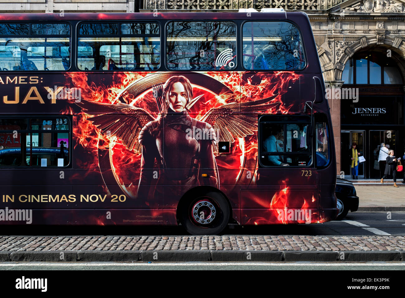 Un bus Les bus Lothian sur Princes Street, Édimbourg avec une publicité pour les Jeux de la faim : Clarak partie 1. Banque D'Images