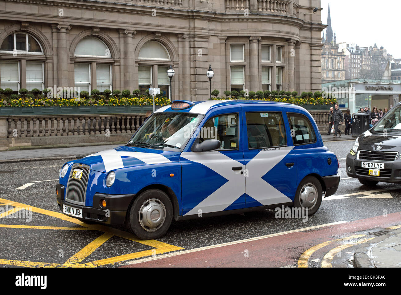 Un taxi d'Édimbourg ornée d'un sautoir écossais sur Princes Street, Édimbourg, Écosse, Royaume-Uni Banque D'Images