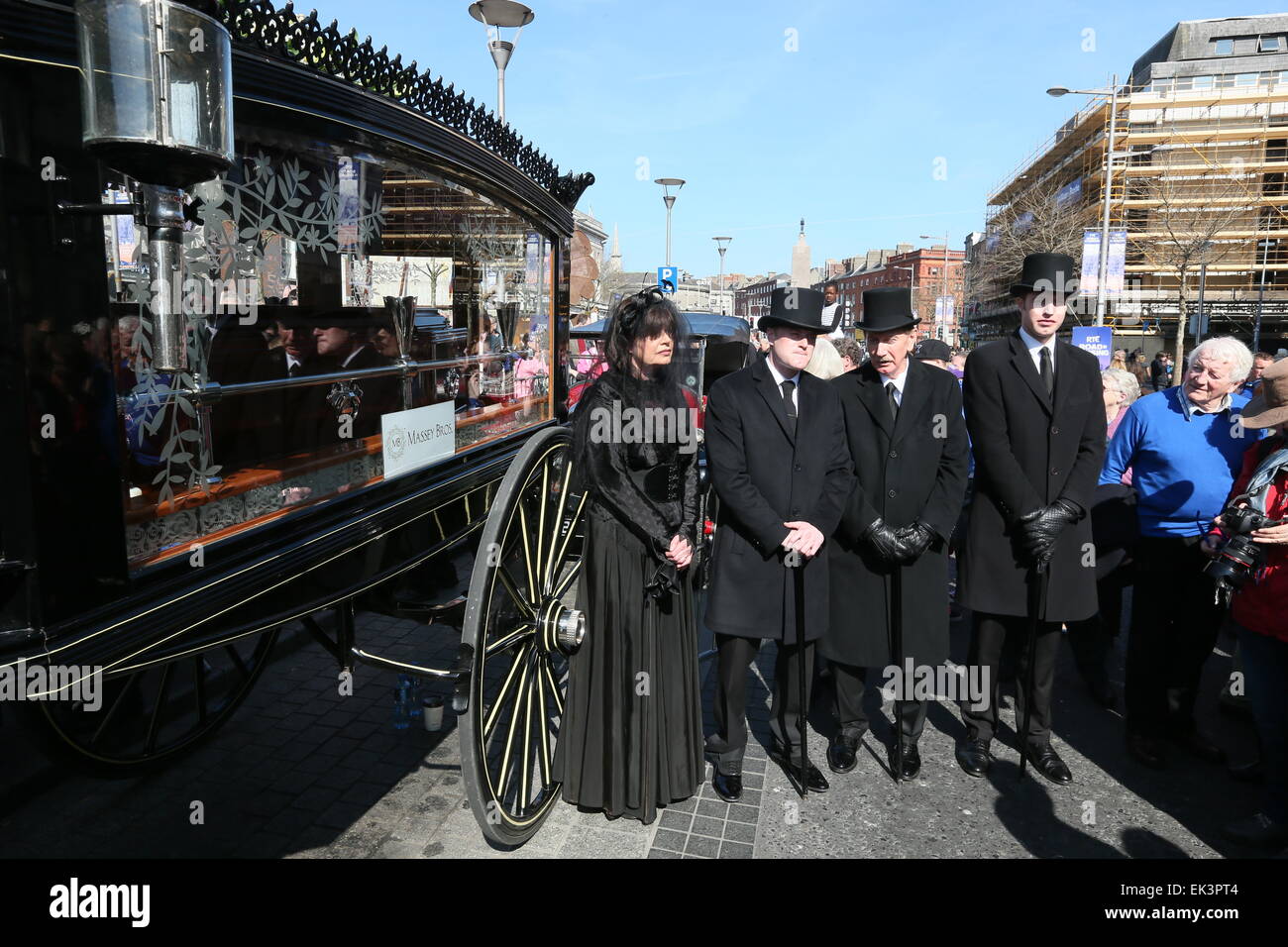 Dublin, Irlande. 06 avr, 2015. Un corbillard Vintage et les porteurs pendant la récréation de Pâques 1915 dans le centre-ville de Dublin dans le cadre de la rébellion de 1916 événements de commémoration. La "Route de l'augmentation" de manifestations auront lieu à Dublin, O'Connell Street. Credit : Brendan Donnelly/Alamy Live News Banque D'Images