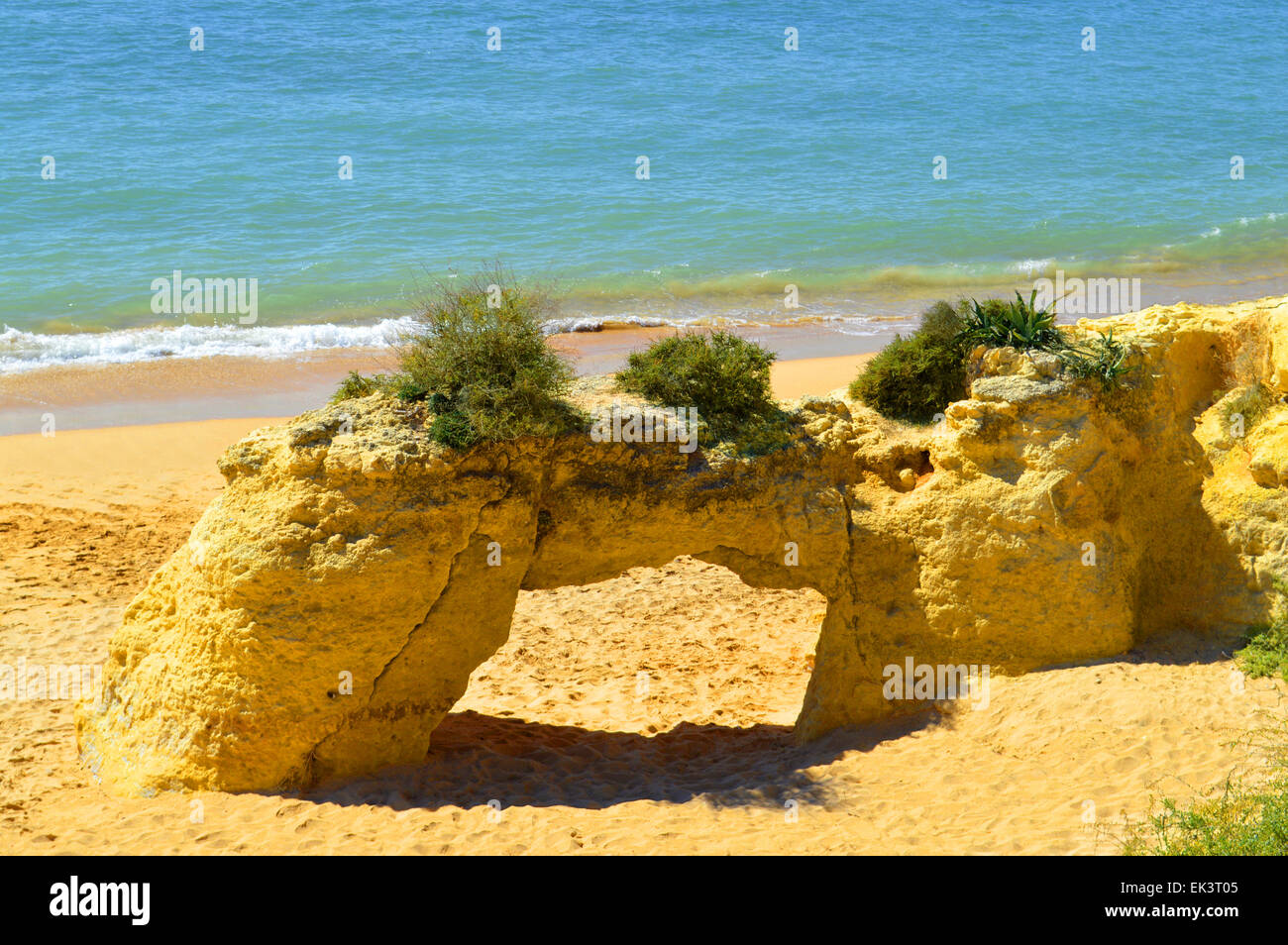 Voûte en pierre naturelle sur Armaçao de Pera Beach Banque D'Images