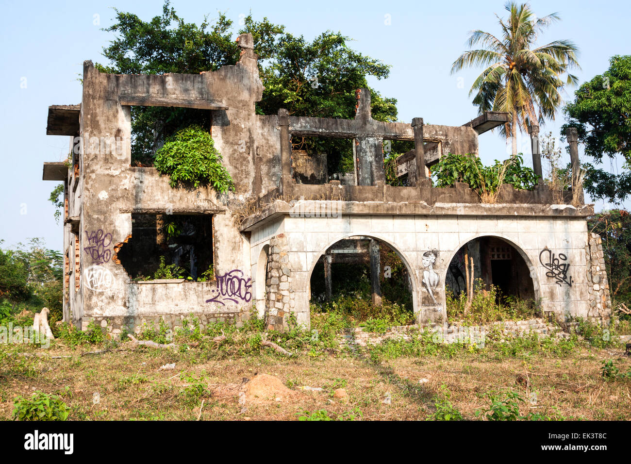 Façade de la villa coloniale française abandonnée à Kep, au Cambodge. Banque D'Images