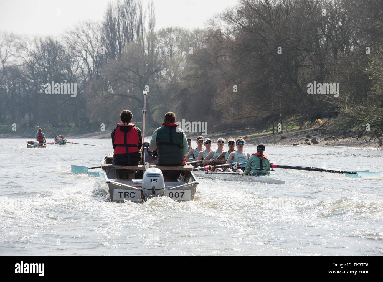 Tamise, Londres. 06 avril 2015. Cambridg University Women's Boat Club (CUWBC) sur la pratique d'une sortie. Emplacement :- Tamise, Londres, Royaume-Uni entre Putney et Mortlake (démarrage). Au cours de semaine (Tideway précède immédiatement le BNY Mellon des courses de bateaux, les équipages ont rendez-vous sur la pratique en plein air avec leurs entraîneurs en préparation finale pour les courses sur le 11 avril. CUWBC équipage :- Bow : Fanny Belais, 2 : Ashton Brown, 3 : Caroline Reid, 4 : Claire Watkins, 5 : Melissa Wilson, 6 : Holly Hill, 7 : Daphne Martschenko, Course : Hannah Evans, Cox : Rosemary Ostfeld. Credit : Duncan Grove/Alamy Live News Banque D'Images