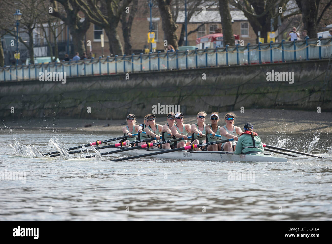 Tamise, Londres. 06 avril 2015. Cambridg University Women's Boat Club (CUWBC) sur la pratique d'une sortie. Emplacement :- Tamise, Londres, Royaume-Uni entre Putney et Mortlake (démarrage). Au cours de semaine (Tideway précède immédiatement le BNY Mellon des courses de bateaux, les équipages ont rendez-vous sur la pratique en plein air avec leurs entraîneurs en préparation finale pour les courses sur le 11 avril. CUWBC équipage :- Bow : Fanny Belais, 2 : Ashton Brown, 3 : Caroline Reid, 4 : Claire Watkins, 5 : Melissa Wilson, 6 : Holly Hill, 7 : Daphne Martschenko, Course : Hannah Evans, Cox : Rosemary Ostfeld. Credit : Duncan Grove/Alamy Live News Banque D'Images