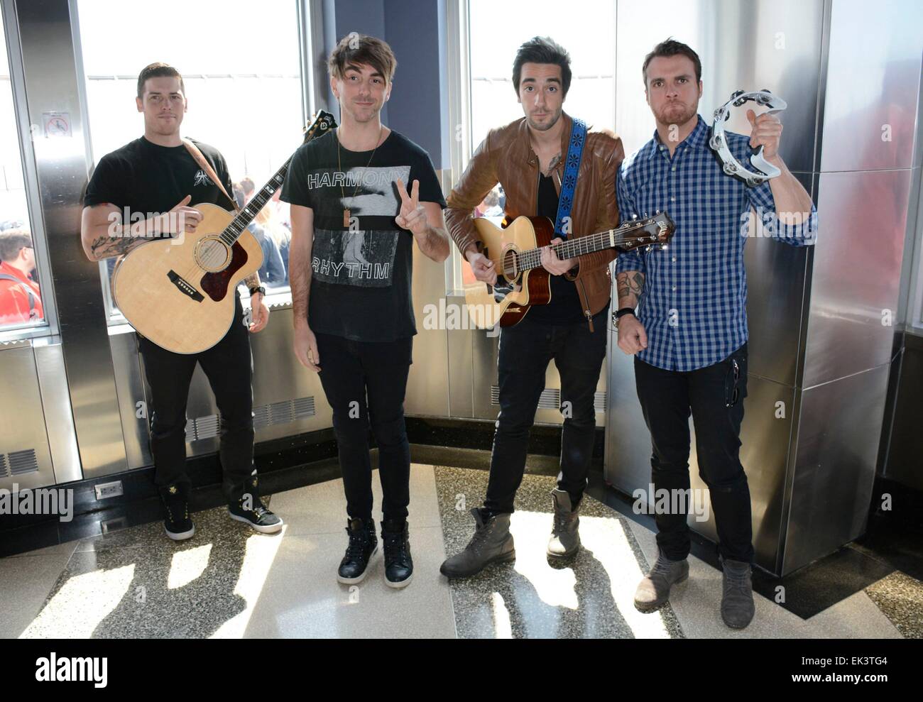 New York, NY, USA. 6ème apr 2015. Zack Merrick, Alex Gaskarth, Jack Barakat, Rian Dawson lors d'une apparition publique pour tous les temps faibles promeut un Nouveau futur album COEURS, Empire State Building, New York, NY Avril 6, 2015. Credit : Derek Storm/Everett Collection/Alamy Live News Banque D'Images