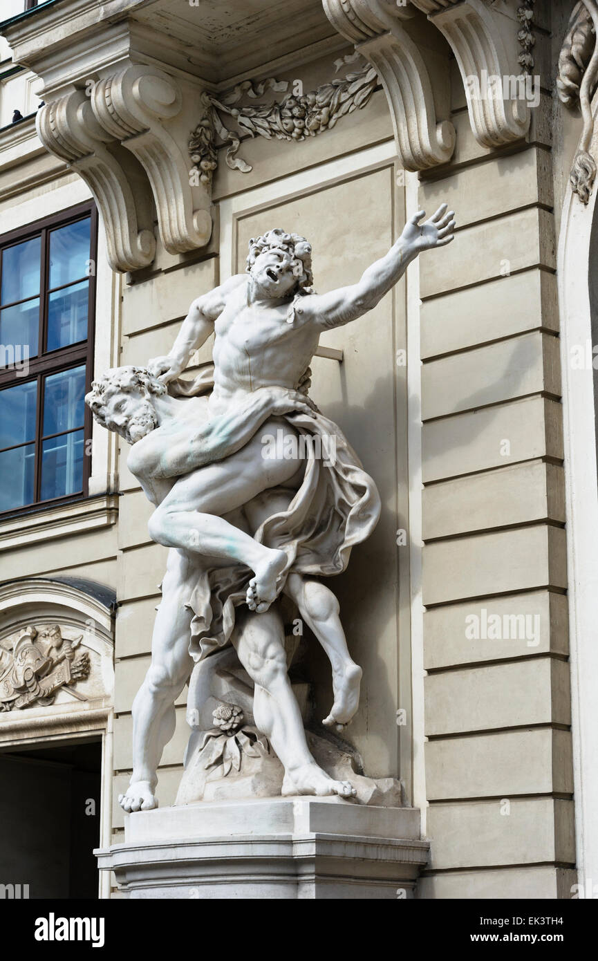 Statue d'Héraclès combattant Antaeus en dehors de St Michael's gate du palais impérial Hofburg, Vienne, Autriche. Banque D'Images