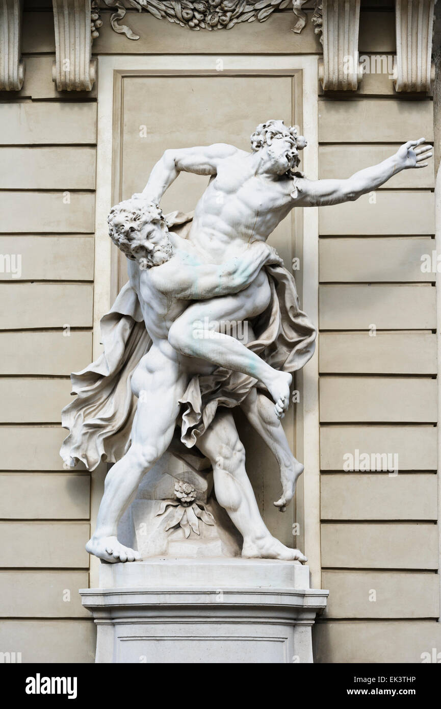 Statue d'Héraclès combattant Antaeus en dehors de St Michael's gate du palais impérial Hofburg, Vienne, Autriche. Banque D'Images