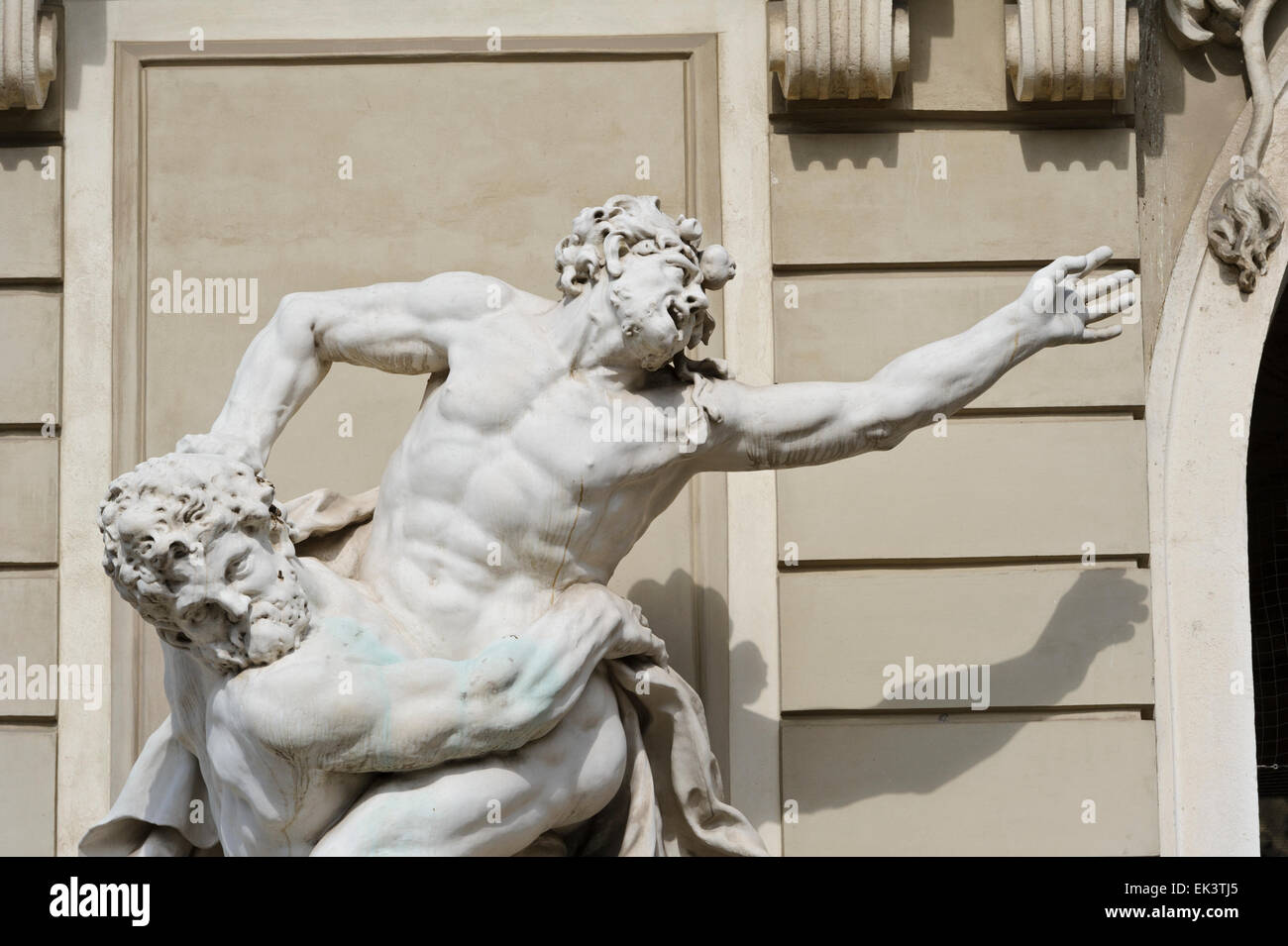 Statue d'Héraclès combattant Antaeus en dehors de St Michael's gate du palais impérial Hofburg, Vienne, Autriche. Banque D'Images