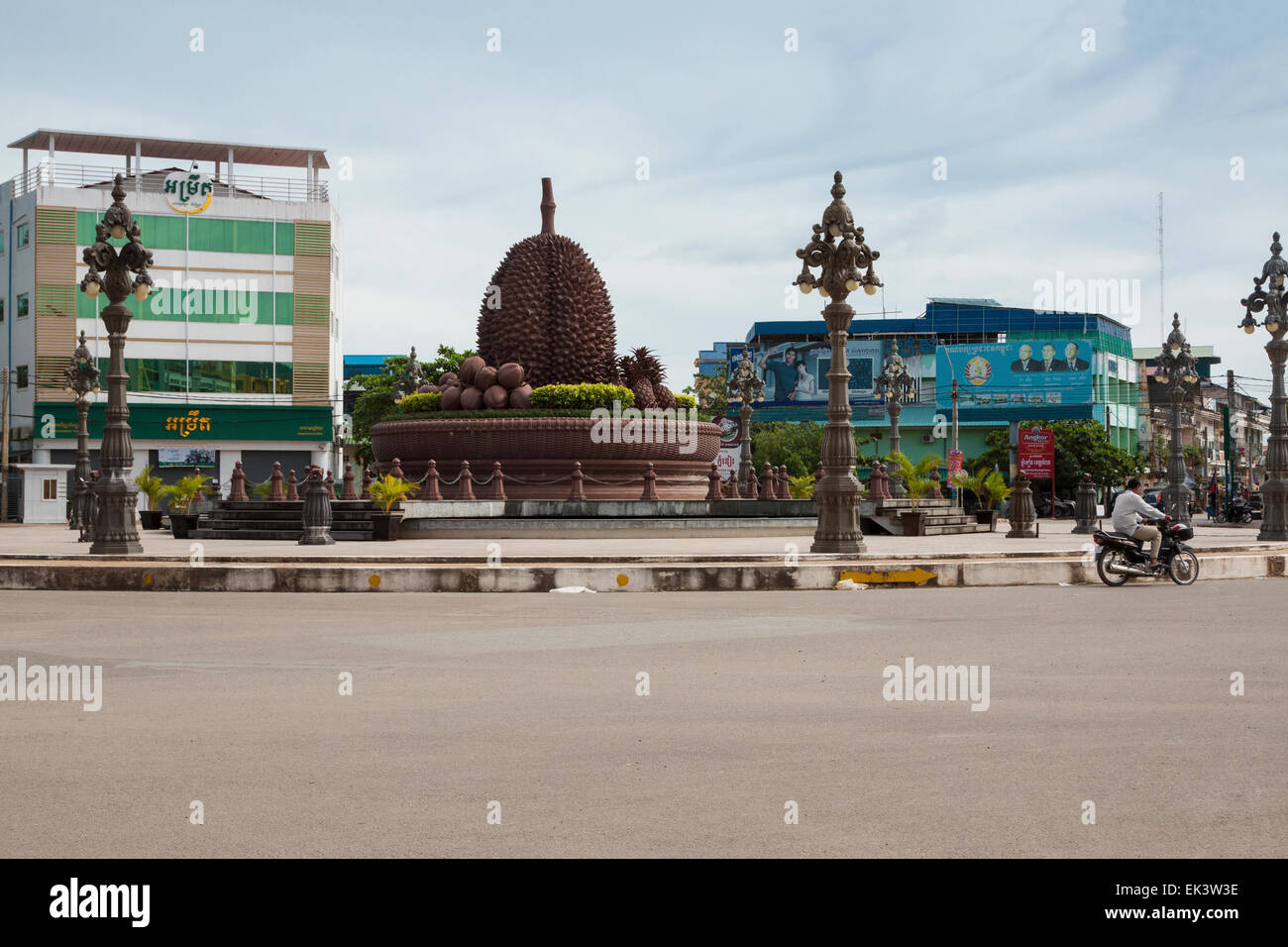 Le centre-ville de Kampot - la statue de Durian fruit emblématique - le Cambodge, en Asie. Banque D'Images