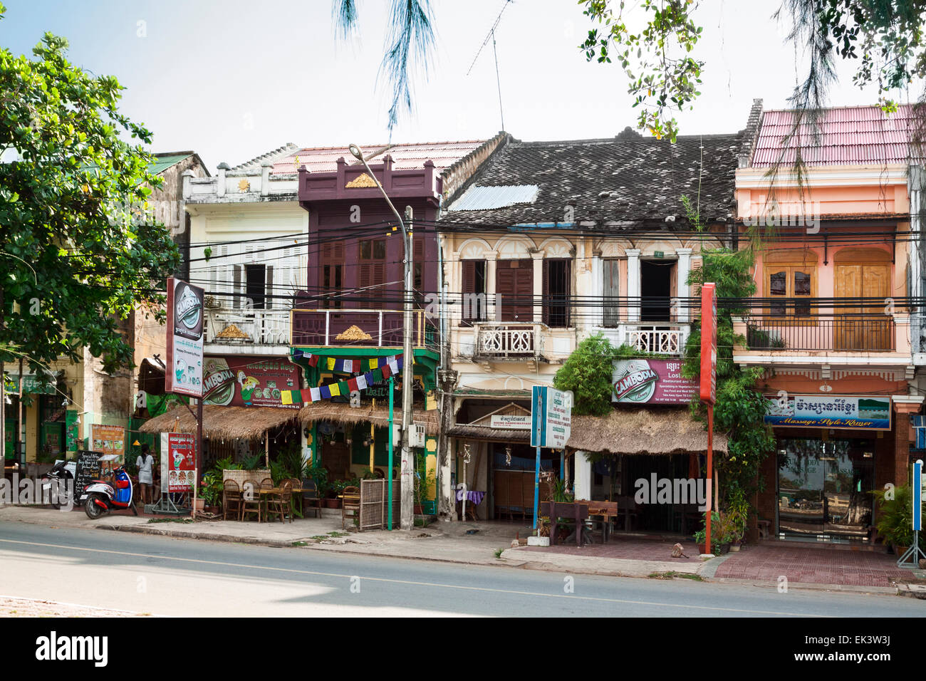 Vieux bâtiments de l'architecture coloniale française à Kampot, Cambodge, Asie Banque D'Images