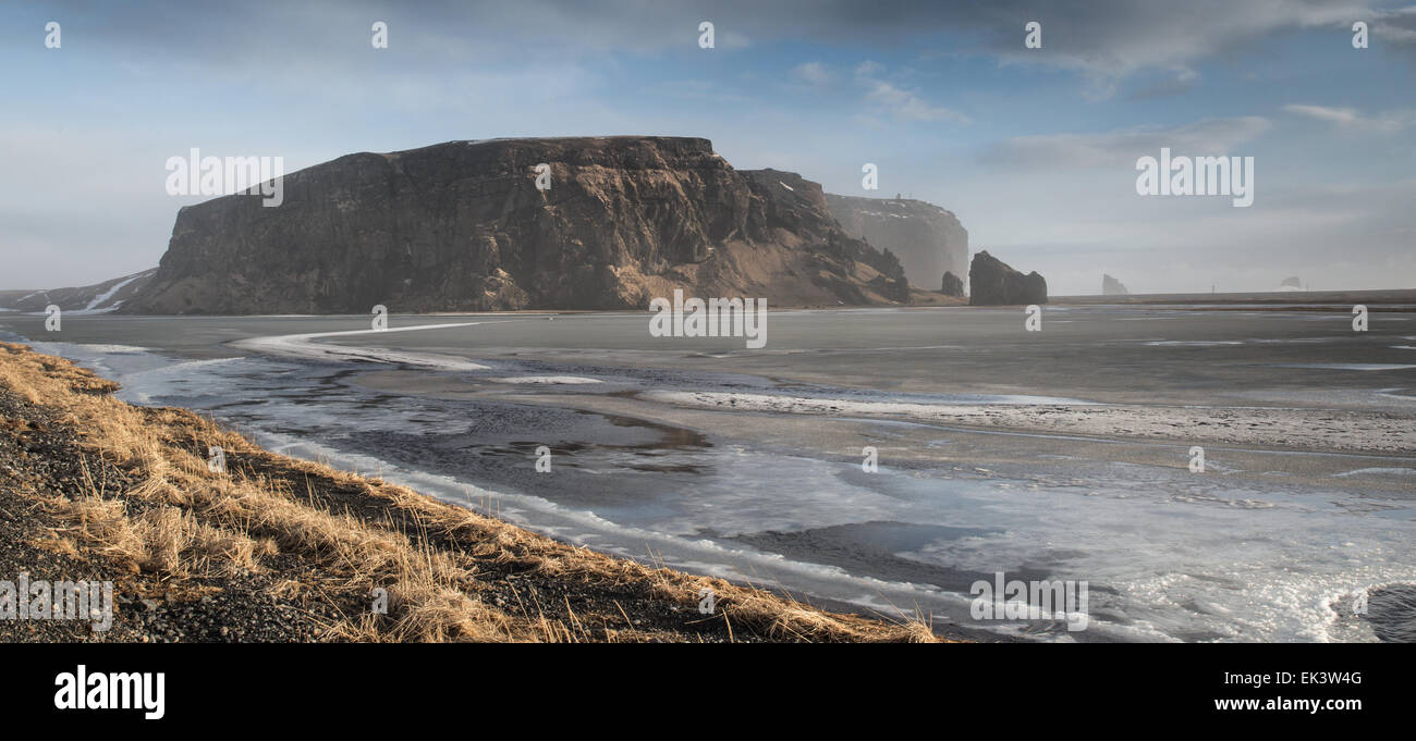 L'augmentation des falaises de la mer sur la côte sud de l'Islande près de Vik. Banque D'Images