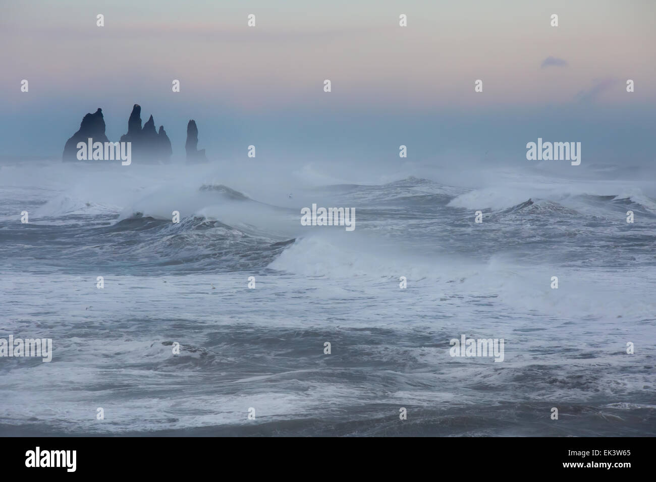 Vagues géantes et des vagues le long de la côte sud de l'Islande, pâte à la mer près de piles de Vik. Banque D'Images
