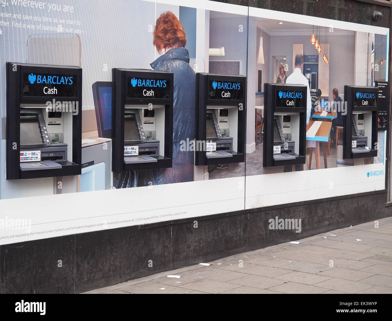 Une rangée de cinq machines distributeur Barclays Bank Banque D'Images