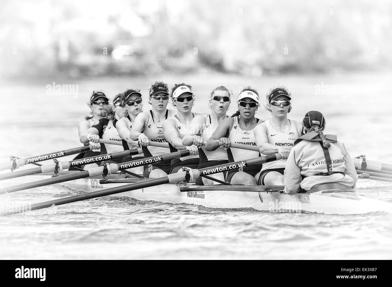 Tamise, Londres. 06 avril 2015. Cambridg University Women's Boat Club (CUWBC) sur la pratique d'une sortie. Emplacement :- Tamise, Londres, Royaume-Uni entre Putney et Mortlake (démarrage). Au cours de semaine (Tideway précède immédiatement le BNY Mellon des courses de bateaux, les équipages ont rendez-vous sur la pratique en plein air avec leurs entraîneurs en préparation finale pour les courses sur le 11 avril. CUWBC équipage :- Bow : Fanny Belais, 2 : Ashton Brown, 3 : Caroline Reid, 4 : Claire Watkins, 5 : Melissa Wilson, 6 : Holly Hill, 7 : Daphne Martschenko, Course : Hannah Evans, Cox : Rosemary Ostfeld. Credit : Duncan Grove/Alamy Live News Banque D'Images