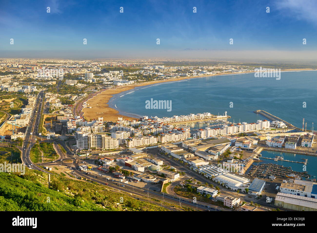 Agadir, vue de la plage et de la Marina, le Maroc, l'Afrique du Nord Banque D'Images