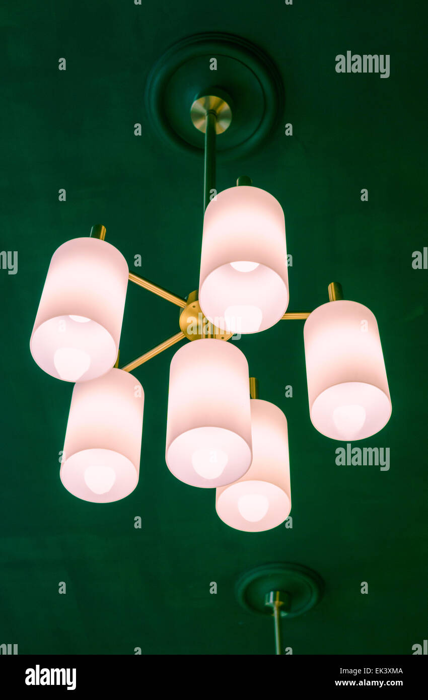 Lampe de plafond intérieur rose avec des nuances en verre dépoli Banque D'Images