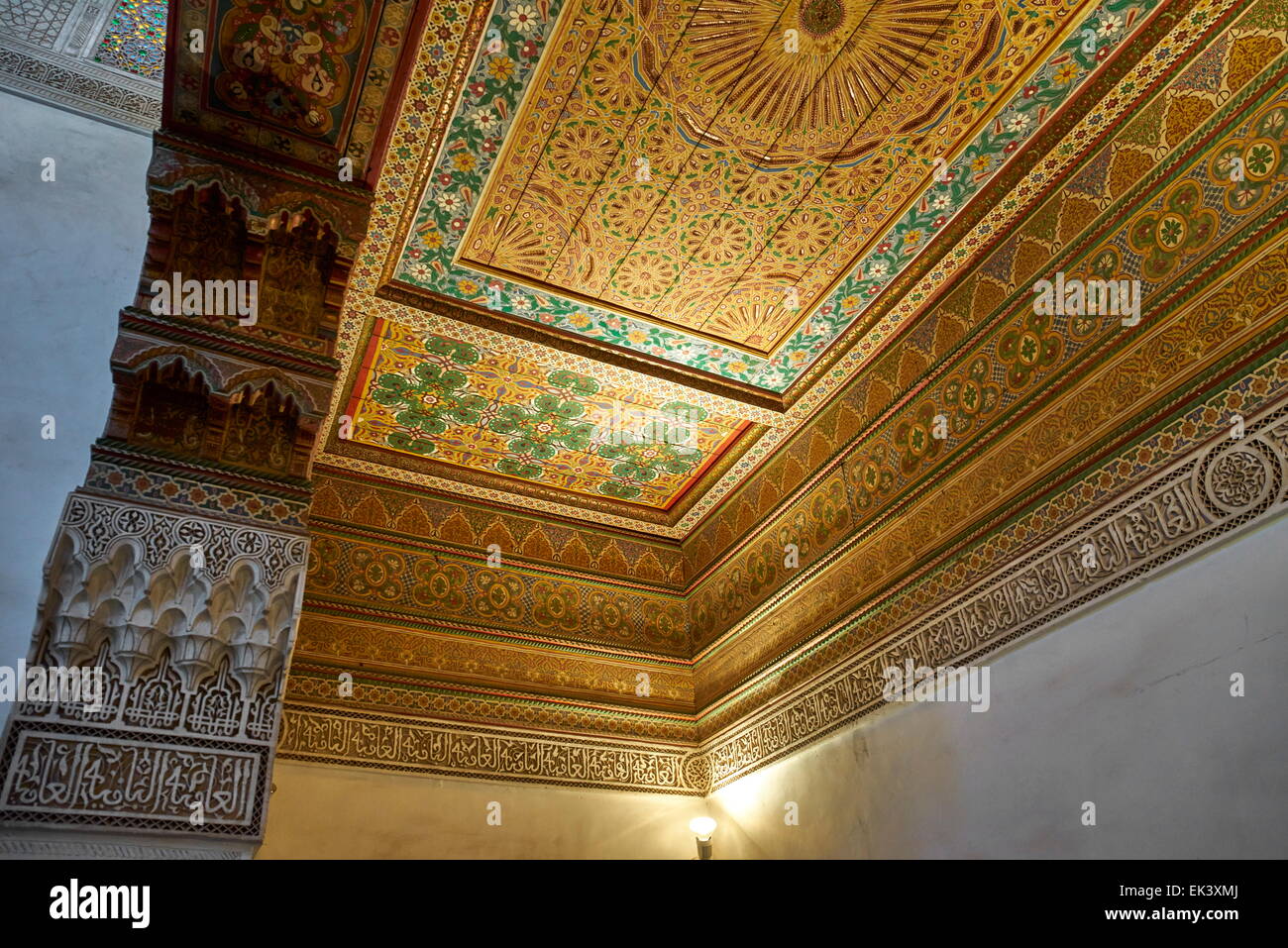 Plafond en bois peint au Palais Bahia, Marrakech, Maroc, Afrique Photo  Stock - Alamy