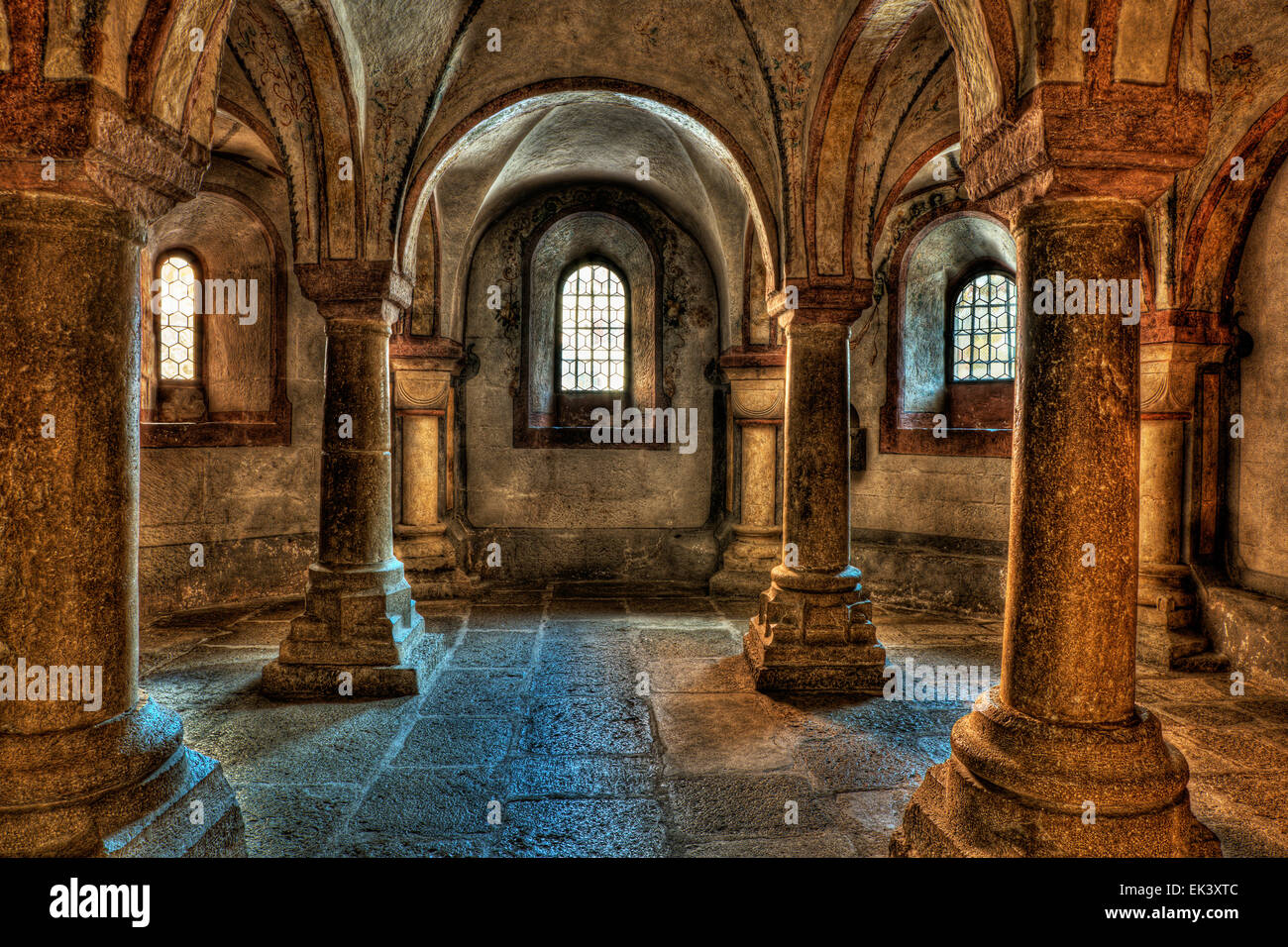 Février 2015, des piliers dans le sous-sol de l'église collégiale de Saint-Ursanne (Suisse), HDR-technique Banque D'Images