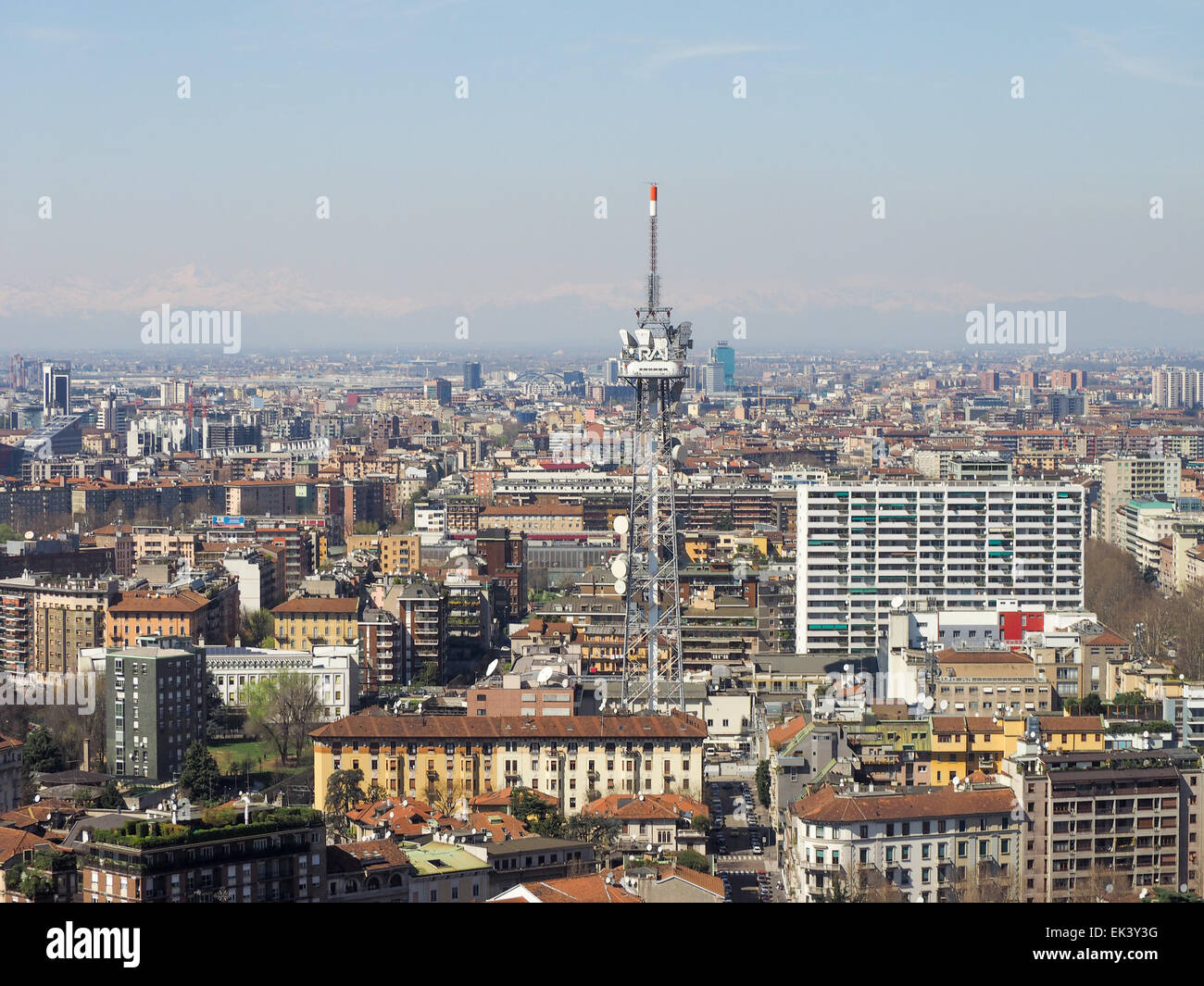 MILAN, ITALIE - 28 mars 2015 : La tour de radiodiffusion de télévision publique italienne RAI vu sur les toits de la ville Banque D'Images