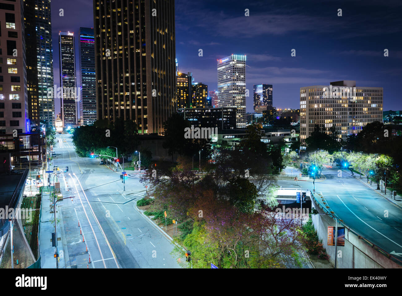 Voir des bâtiments et des rues la nuit, dans le centre-ville de Los Angeles, Californie. Banque D'Images
