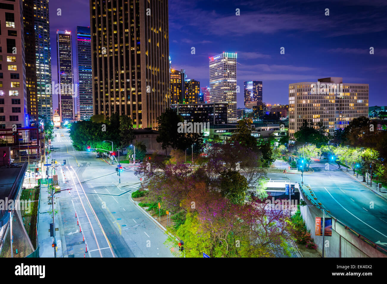 Voir des bâtiments et des rues la nuit, dans le centre-ville de Los Angeles, Californie. Banque D'Images