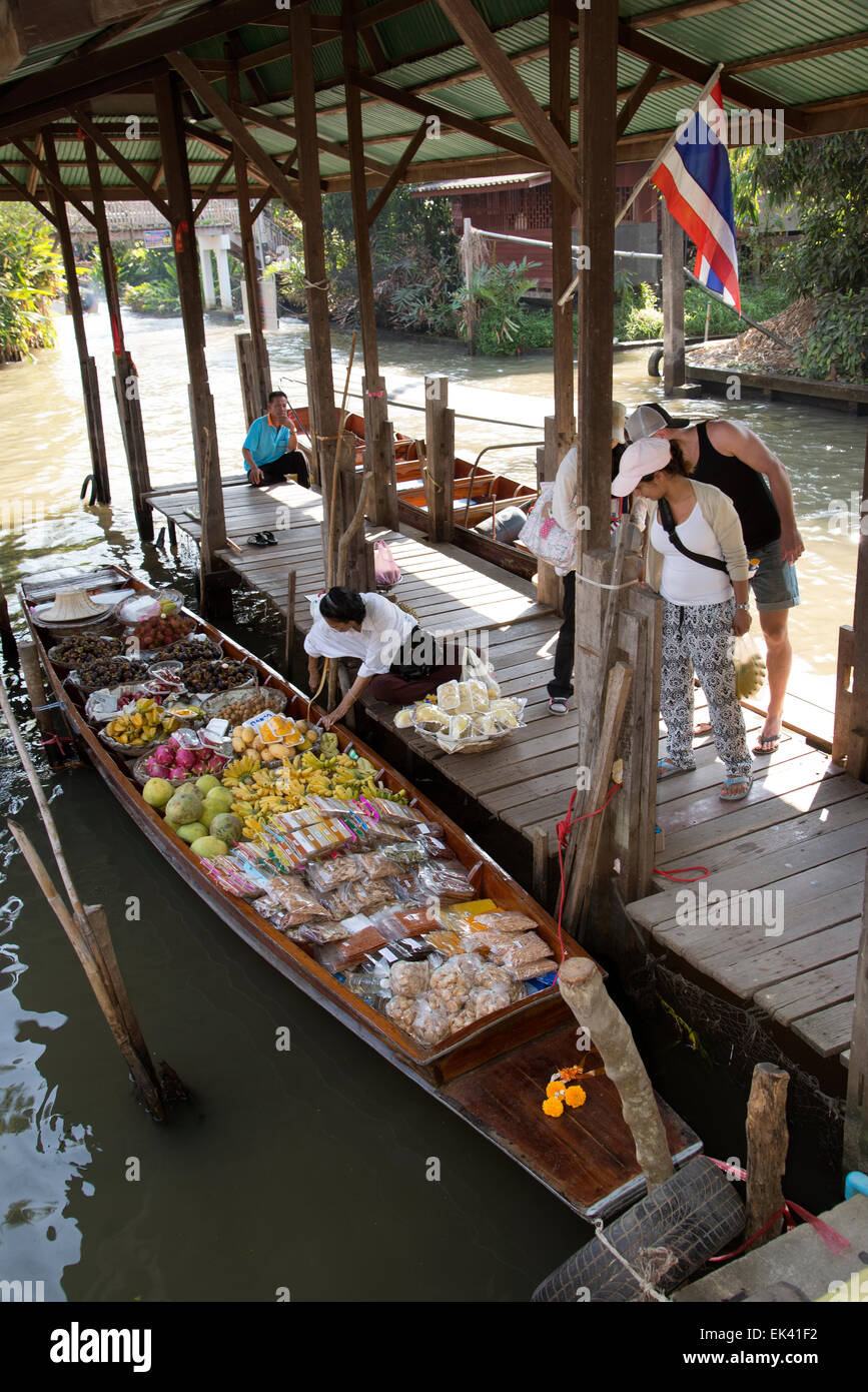 Le marché flottant de Damnoen Saduak à environ 60 kilomètres de Bangkok Thaïlande vendeurs de nourriture de leurs bateaux Banque D'Images