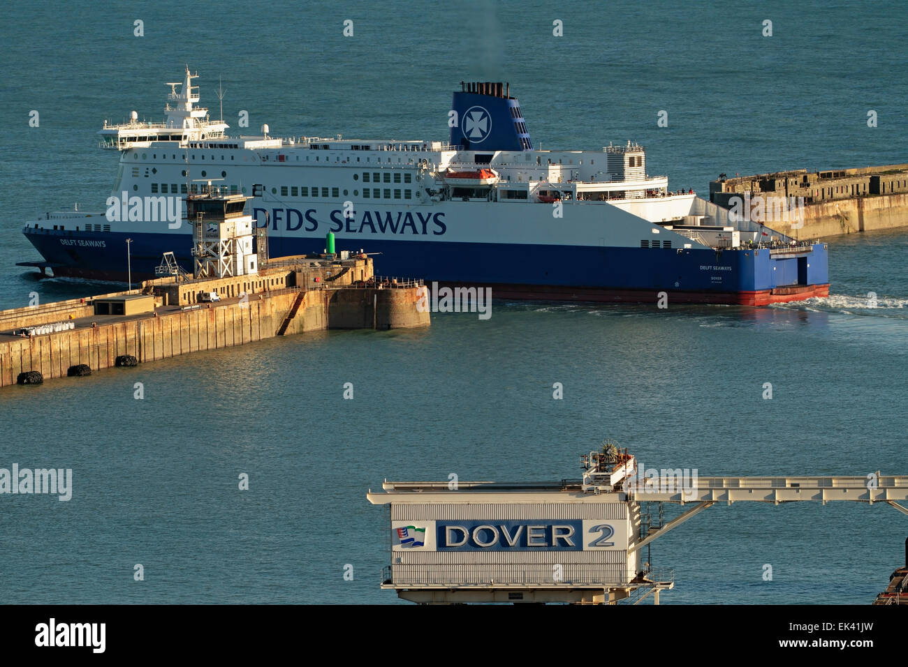DFDS Seaways Channel Ferry au départ de Port Dover, détroit de Douvres, dans le Kent en Angleterre, Royaume-Uni Banque D'Images