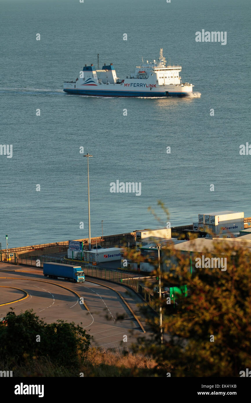 Channel ferry près de Dover Harbour, détroit de Douvres, dans le Kent en Angleterre, Royaume-Uni Banque D'Images