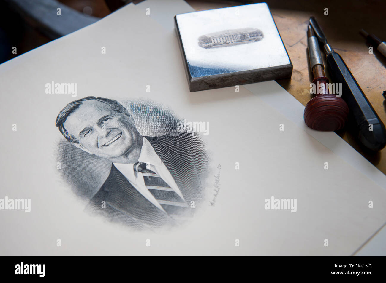 Gravure officielle du gouvernement présidentiel portraits de l'ancien président H W Bush et de la Maison Blanche sur une plaque de métal Banque D'Images